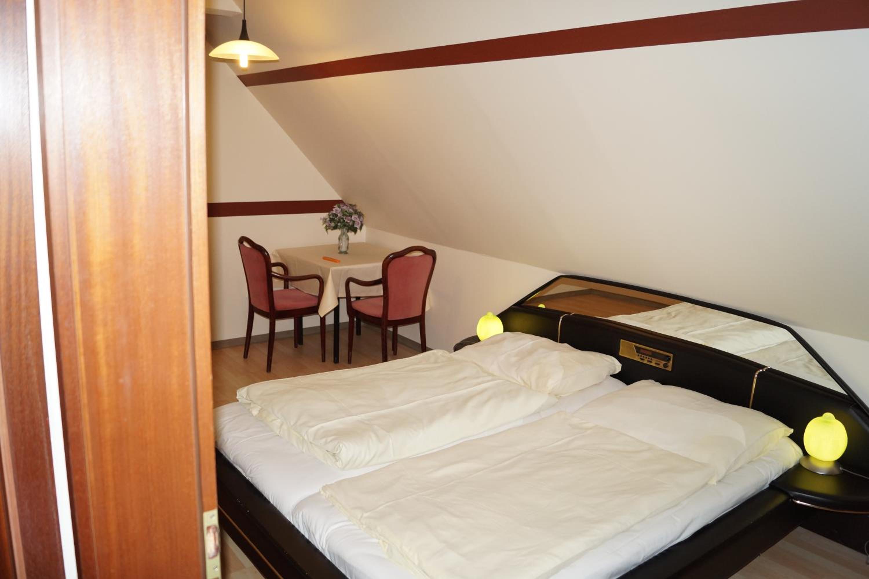 Small Double Room - Photo 1