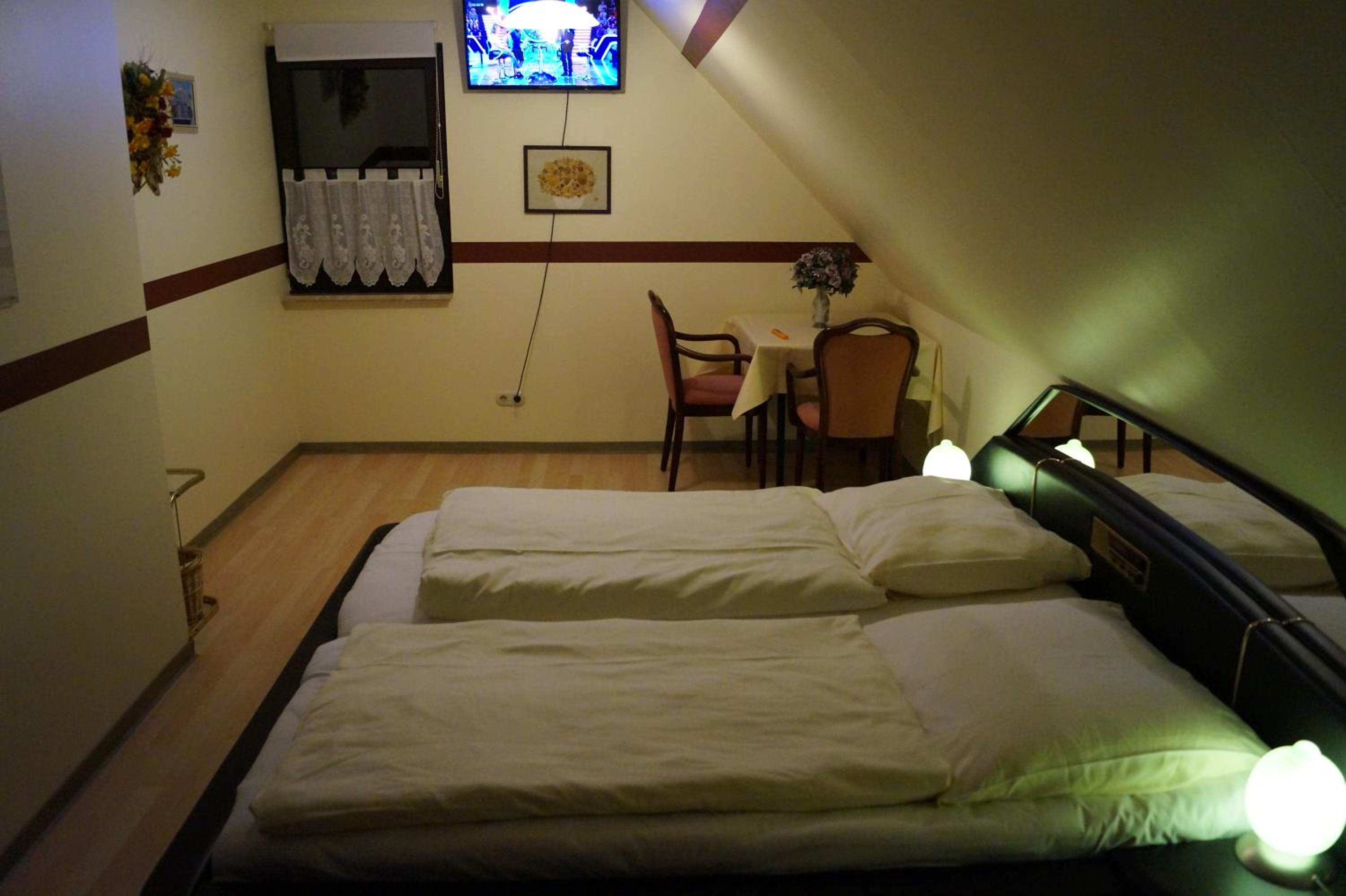 Small Double Room - Photo 8