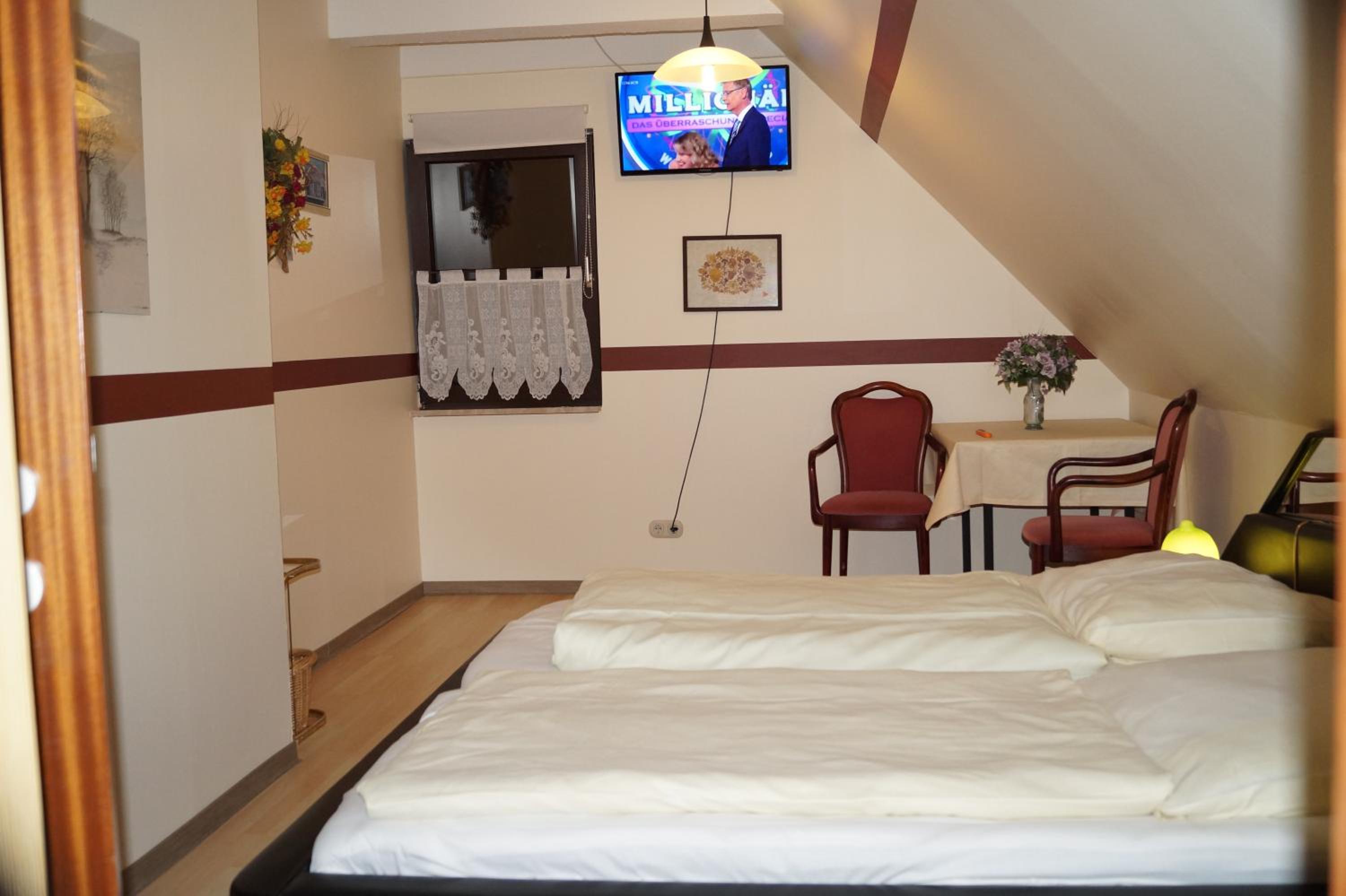 Small Double Room - Photo 9
