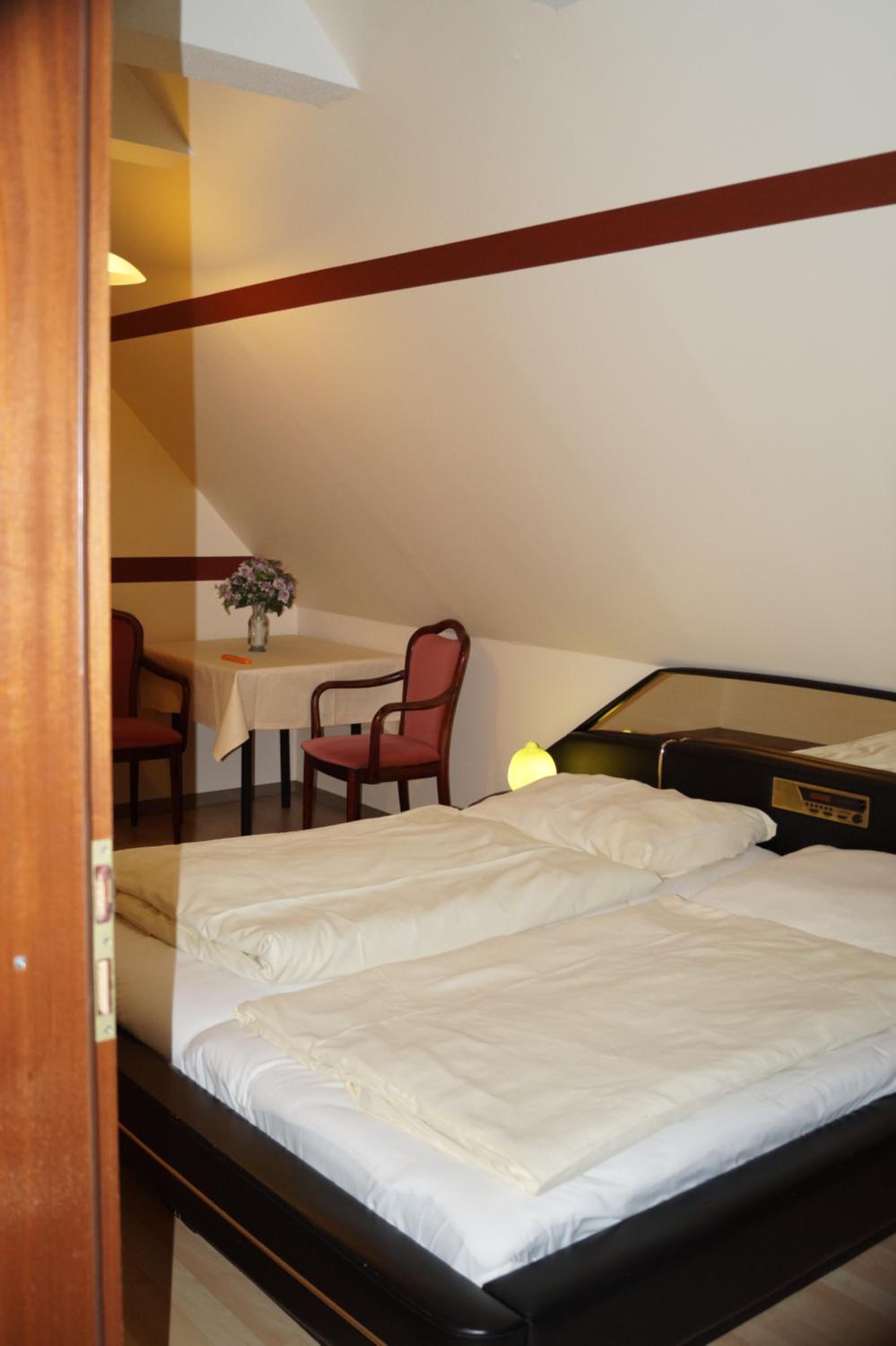 Small Double Room - Photo 5