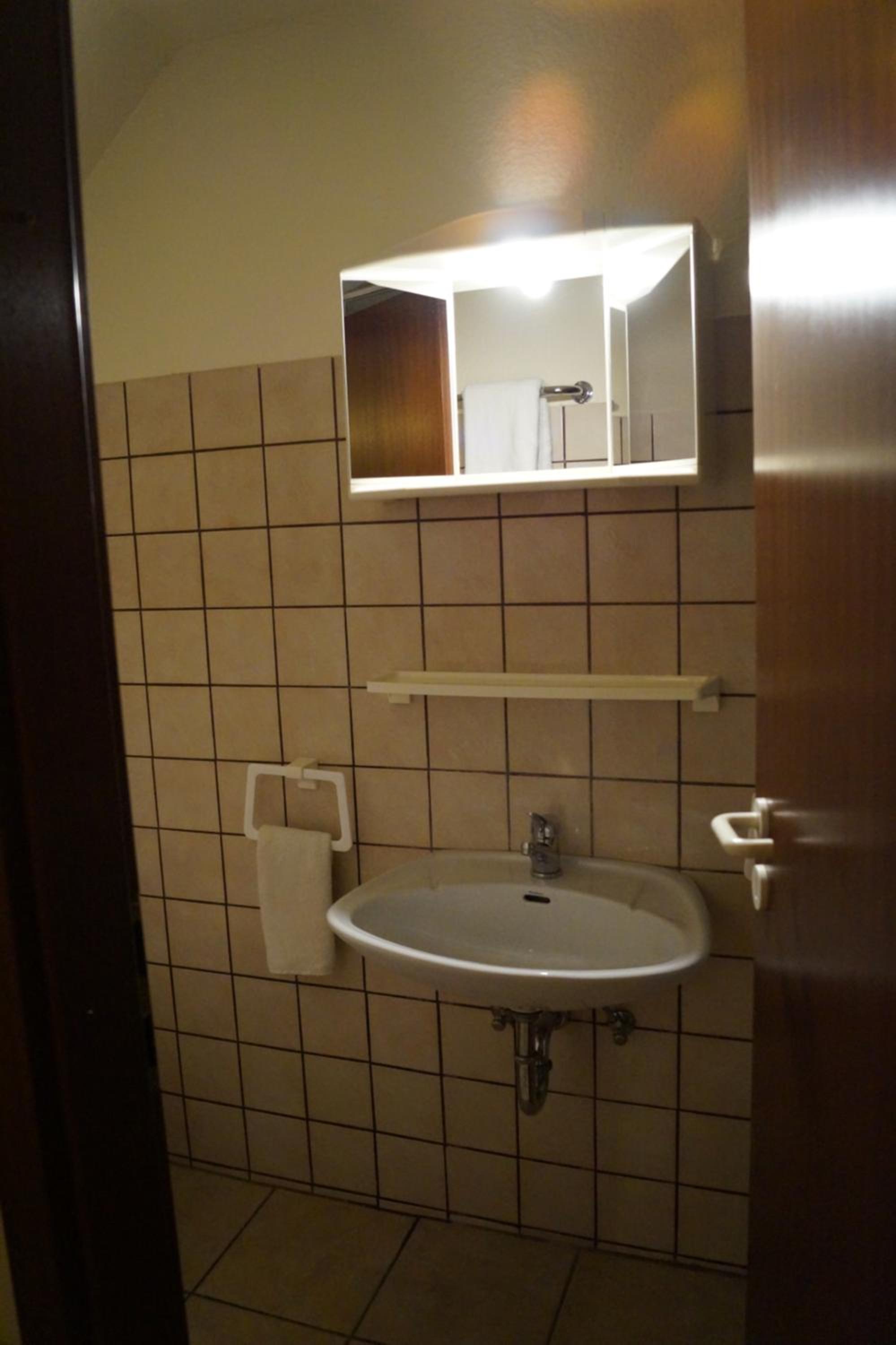 Economy Triple Room - Photo 10