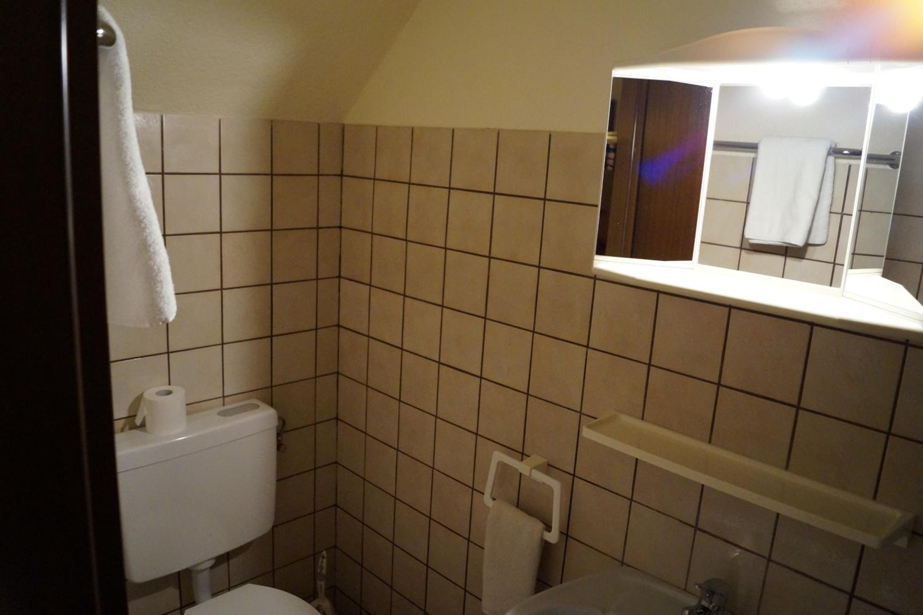 Economy Triple Room - Photo 9