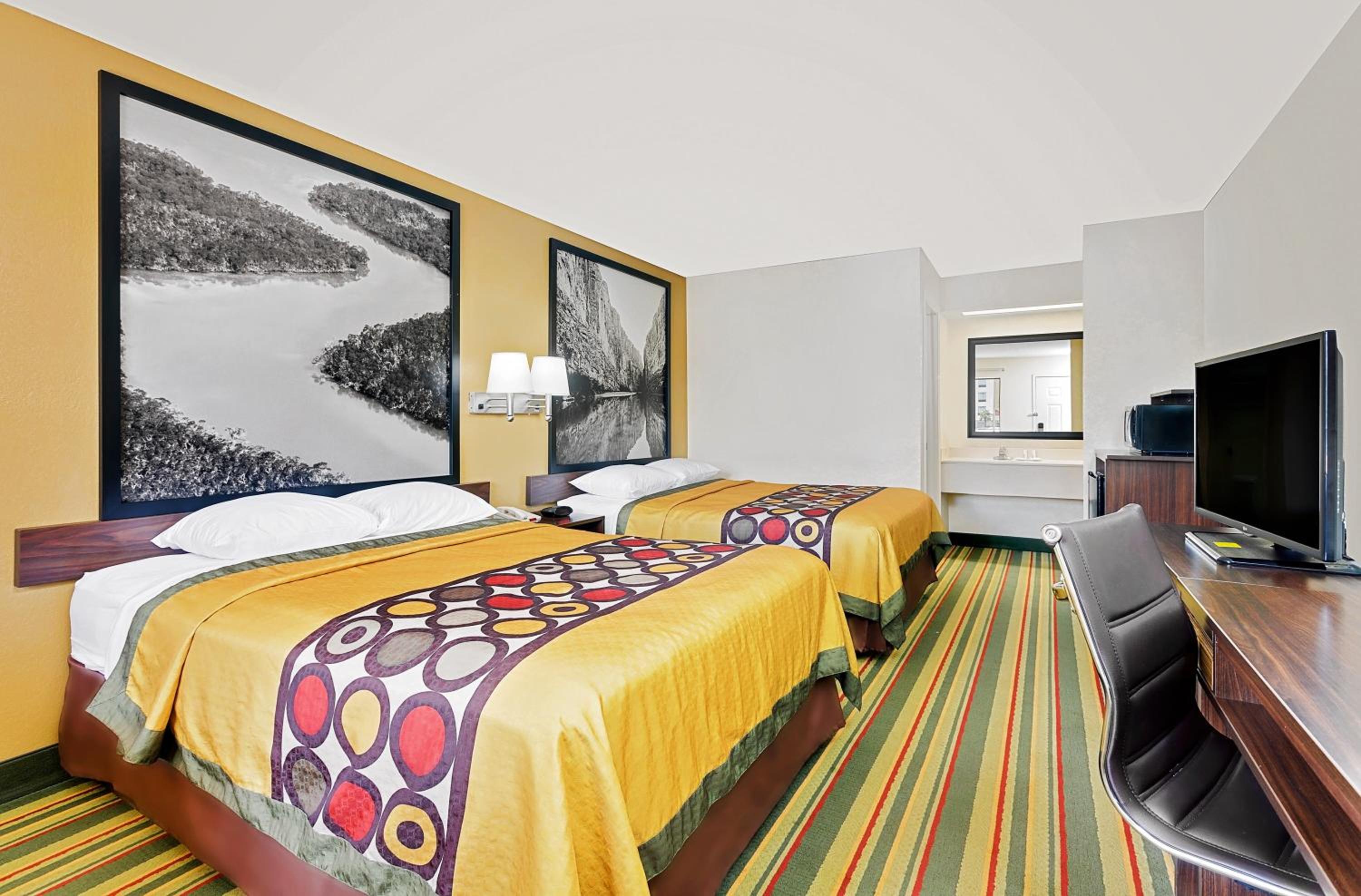 Queen Room with Two Queen Beds - Non-Smoking - Photo 1