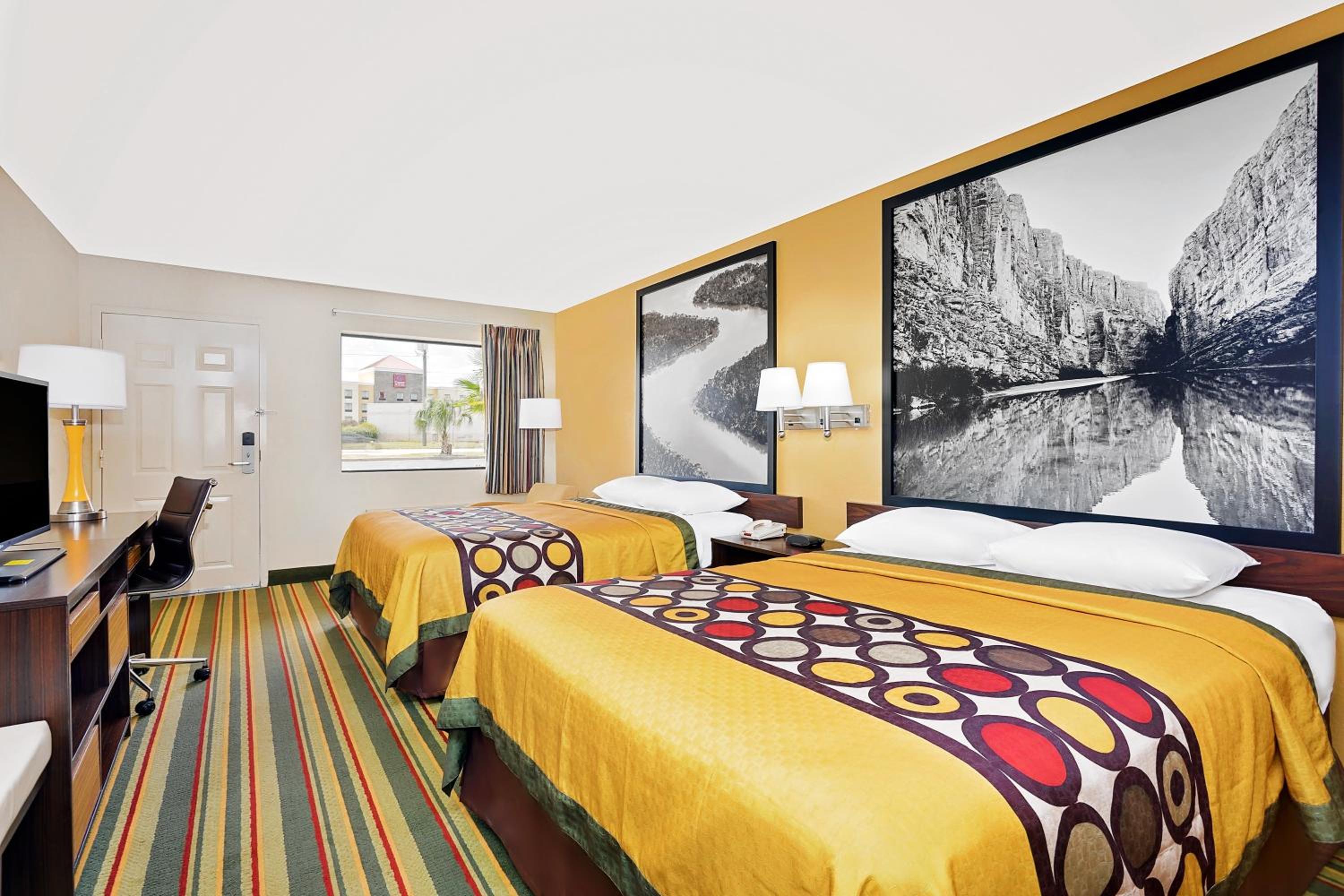 Queen Room with Two Queen Beds - Non-Smoking - Photo 2