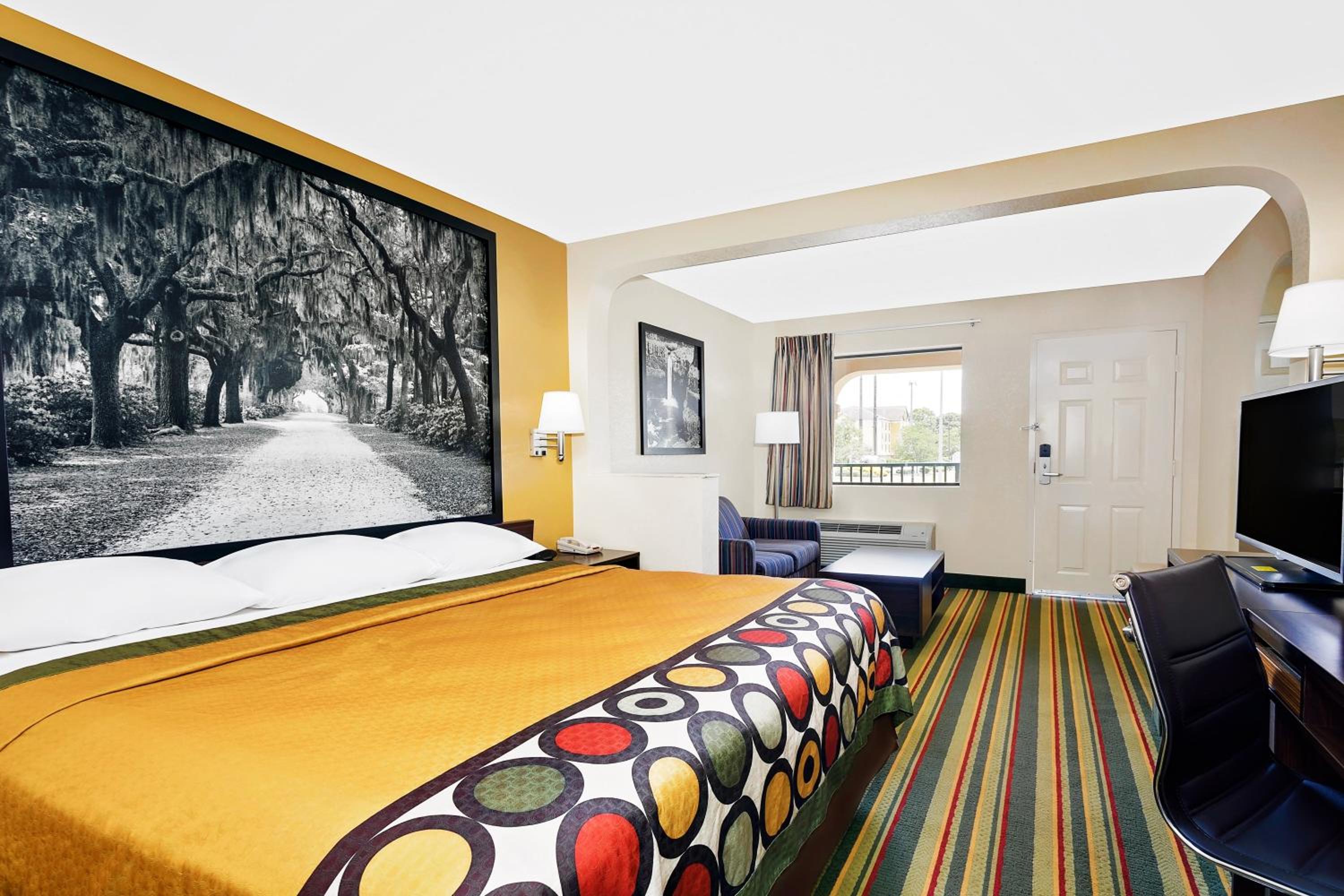 King Room - Non-Smoking - Photo 4