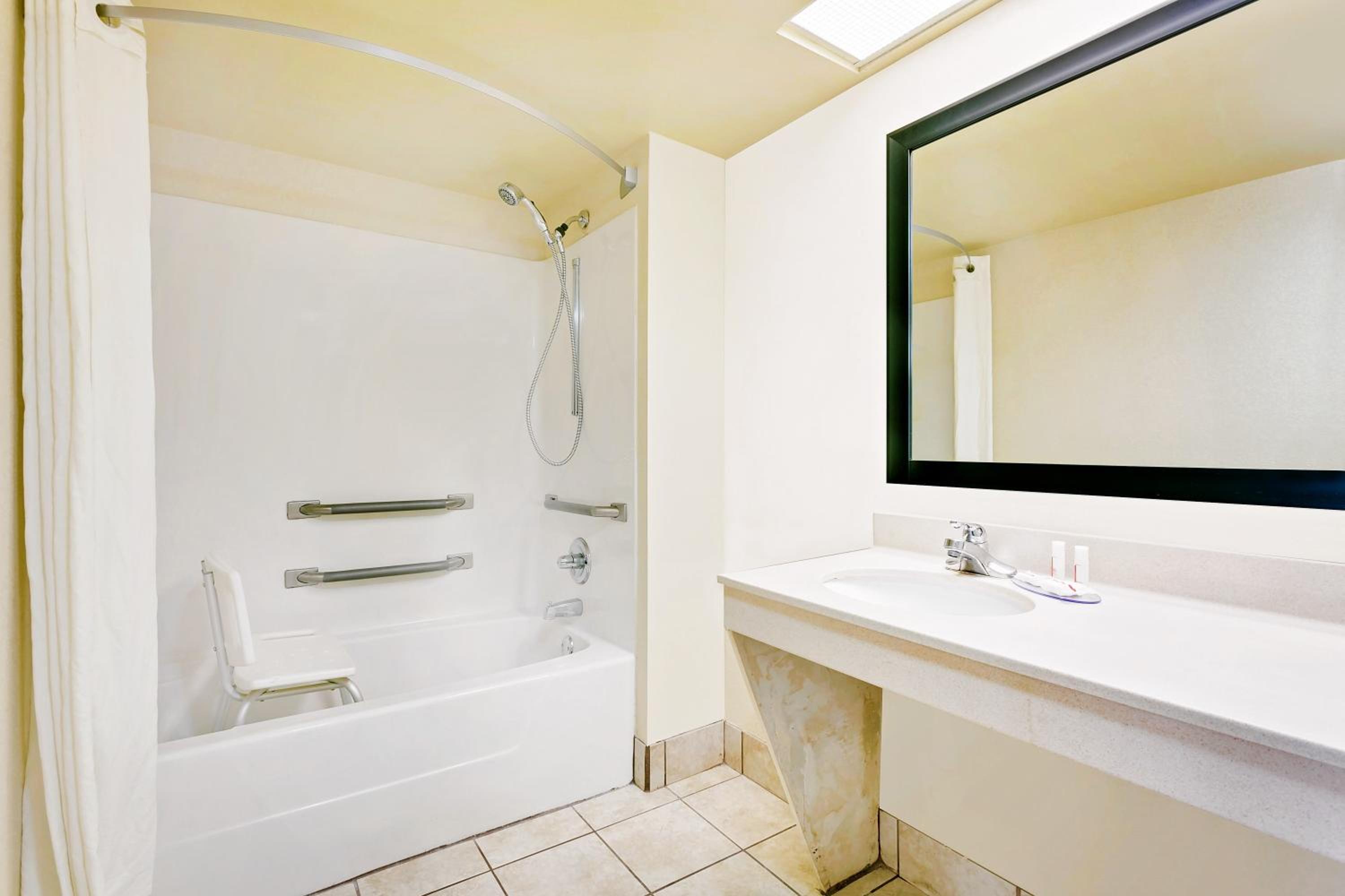 King Room - Non-Smoking - Photo 2
