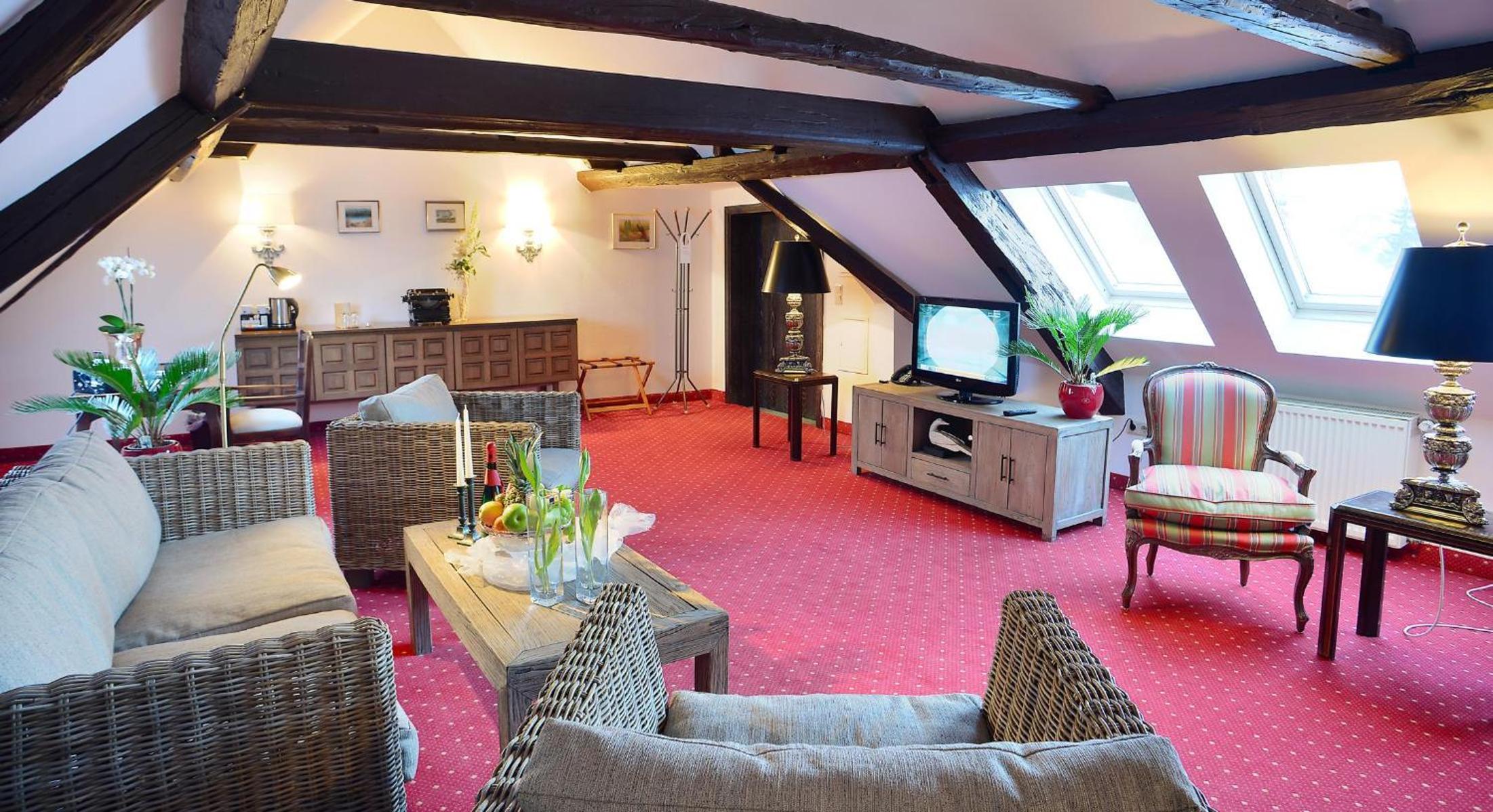 Suite - Photo 1
