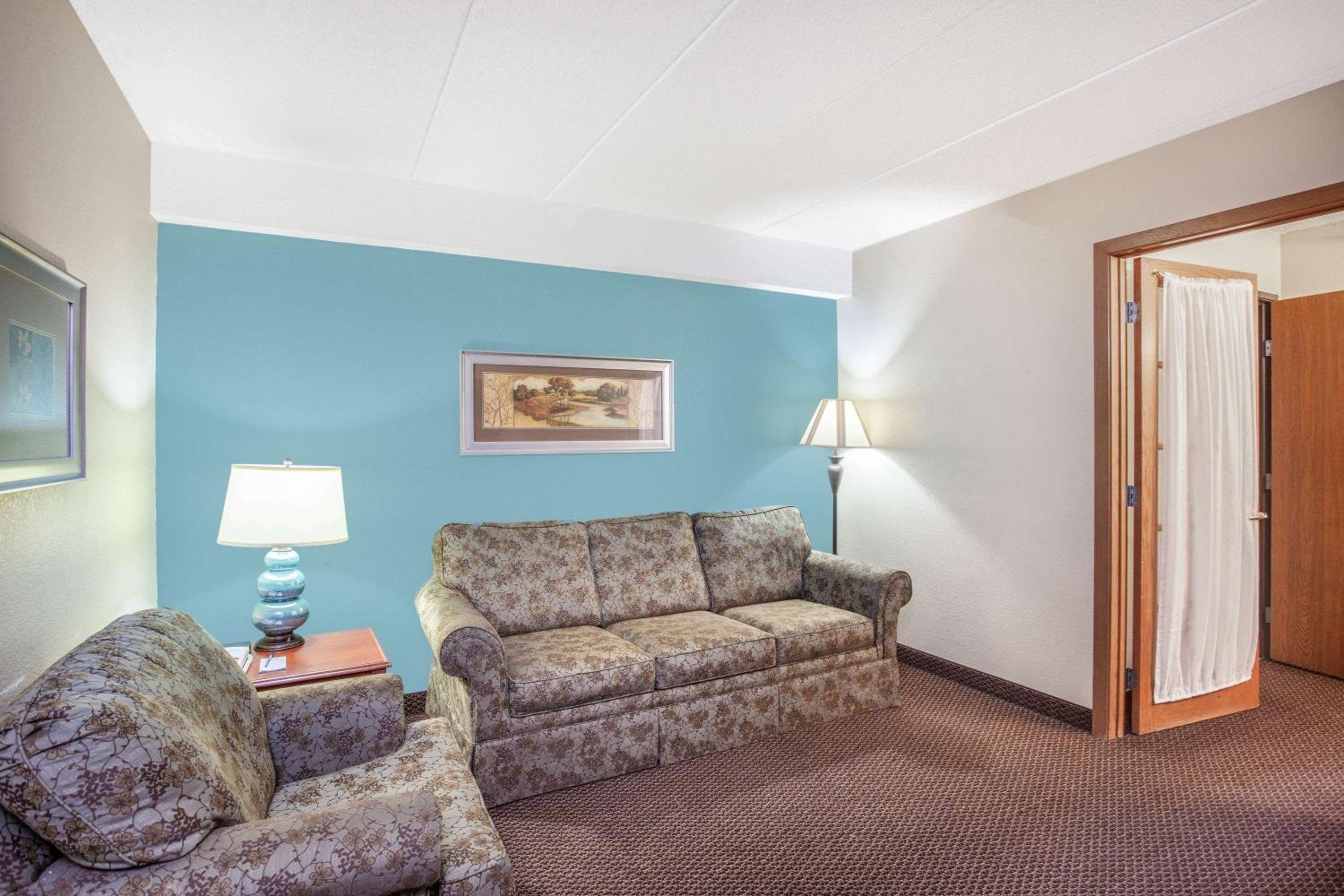 Superior One Bedroom King Suite - Non-Smoking photo 3