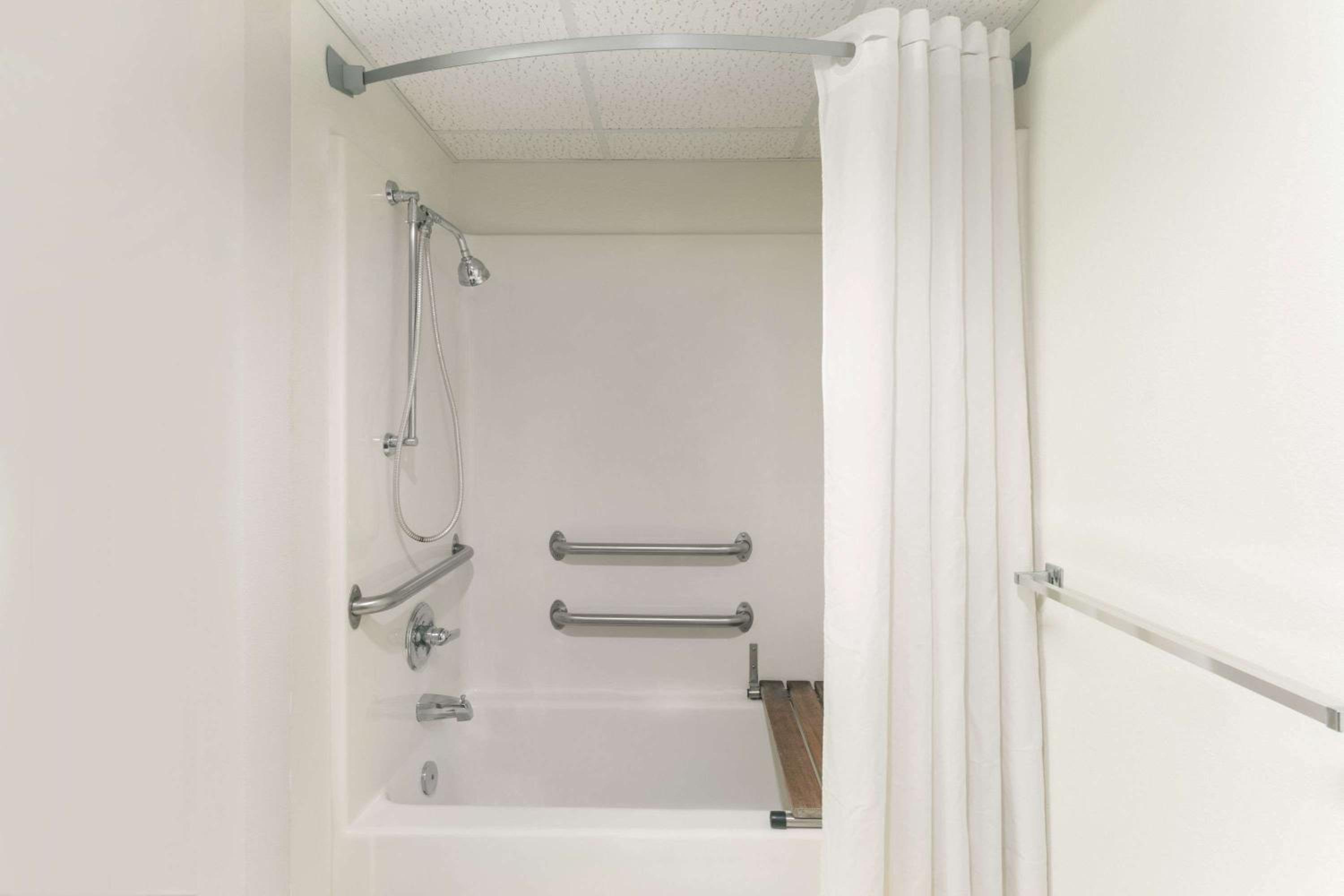 Budget Queen Room - Mobility Access