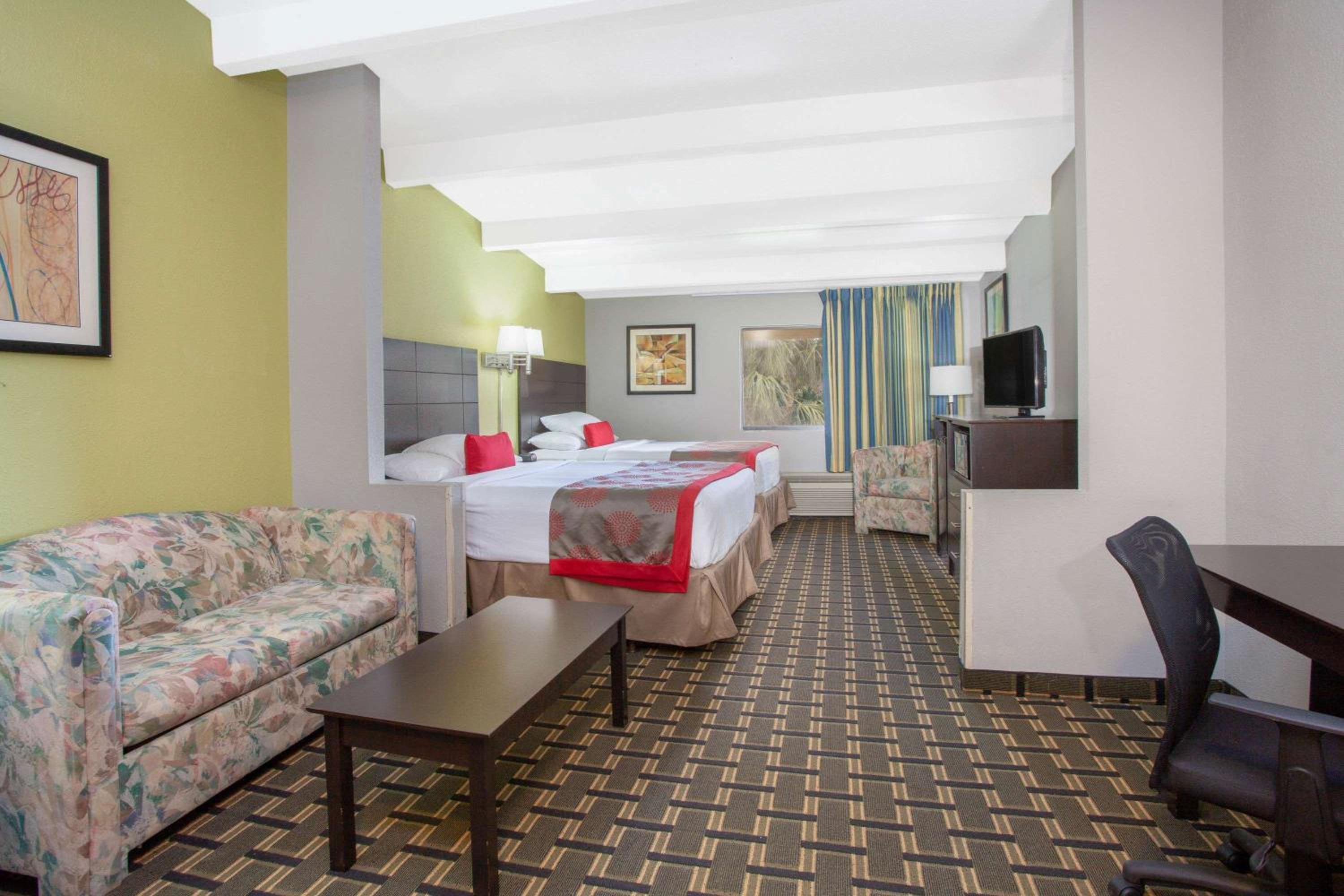 Studio Suite With Two Queen Beds - Non-Smoking - Photo 3