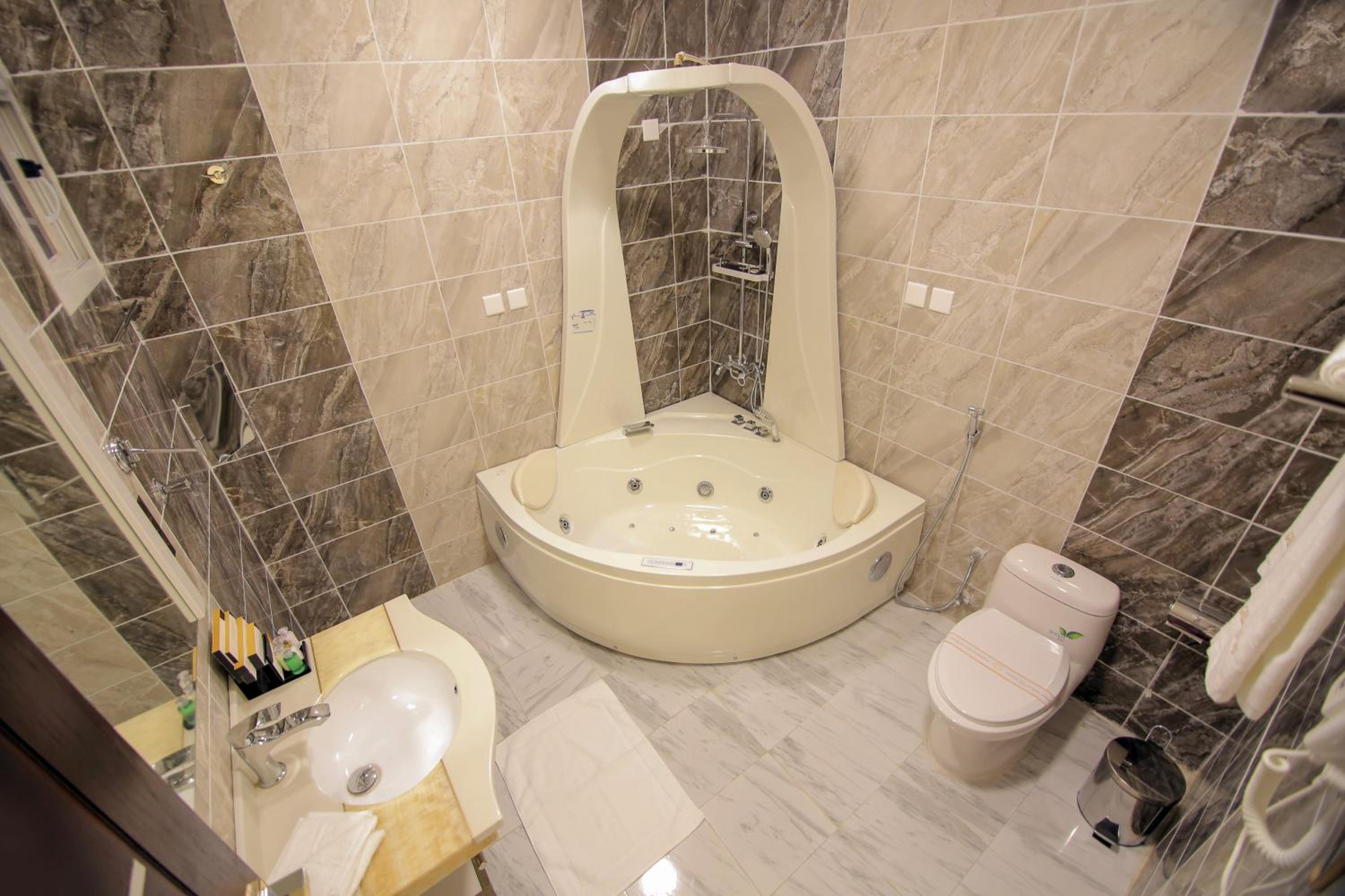 Deluxe Suite with Spa Bath