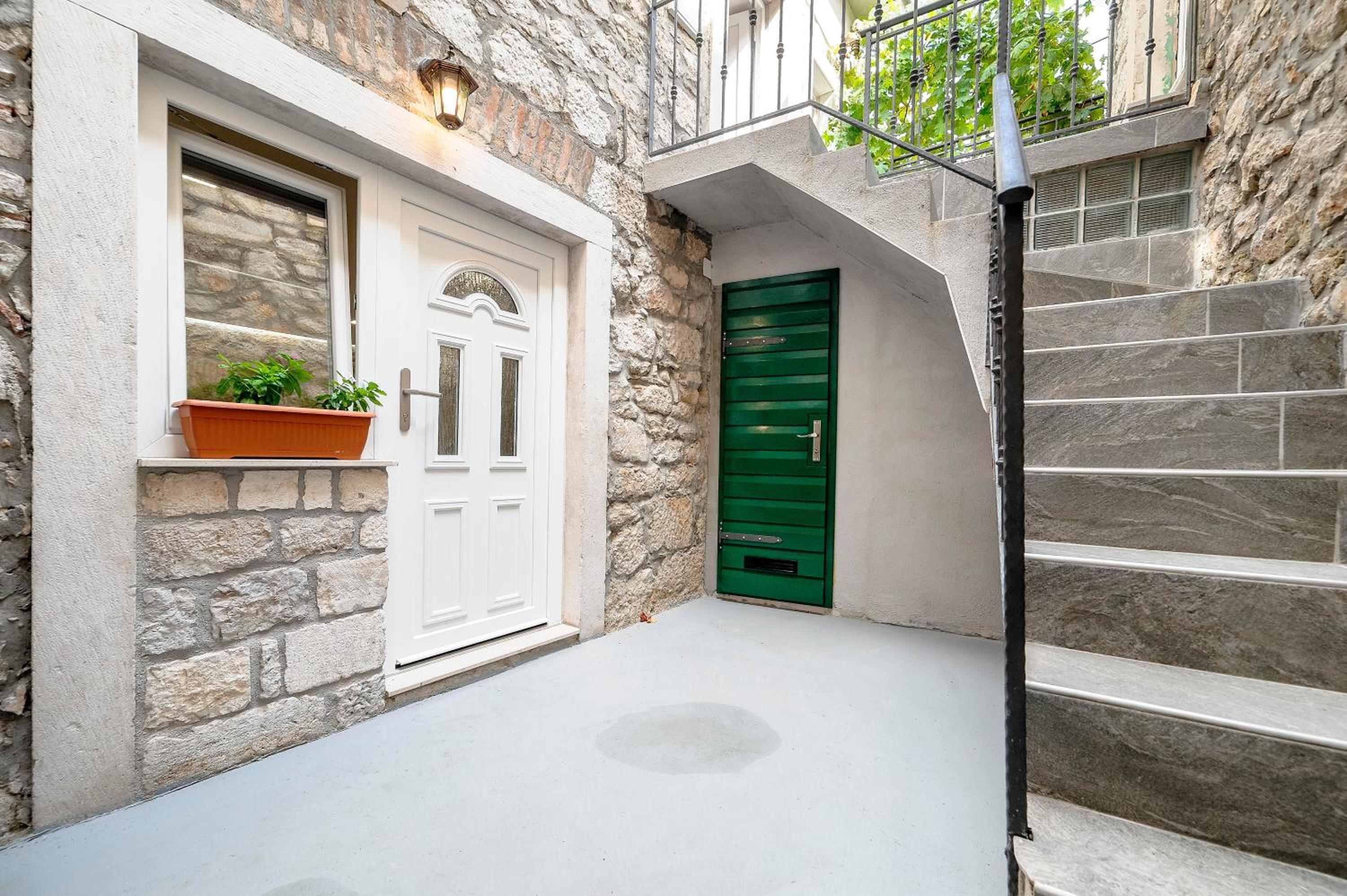 Studio Apartment - Photo 9