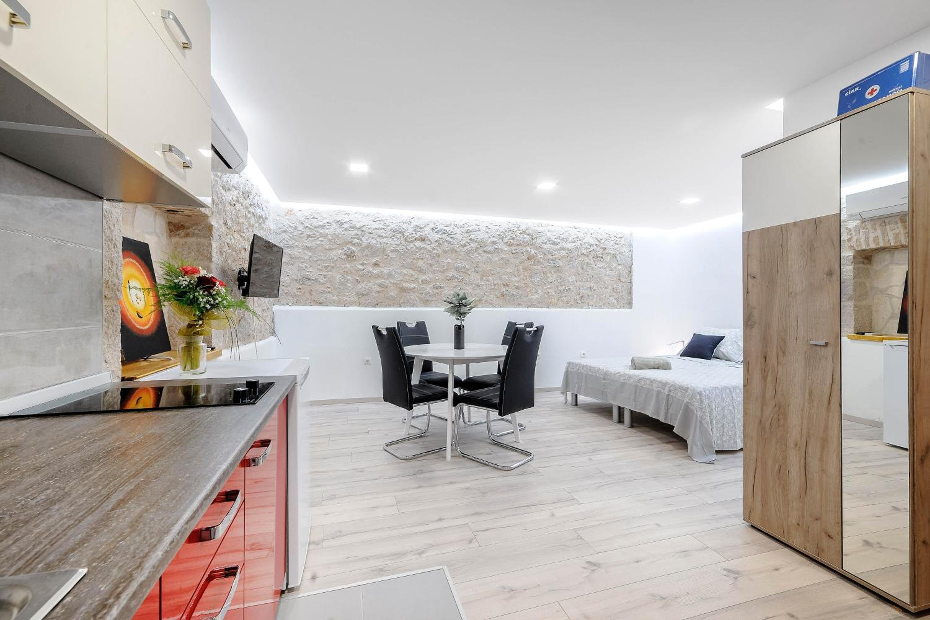 Studio Apartment photo 1