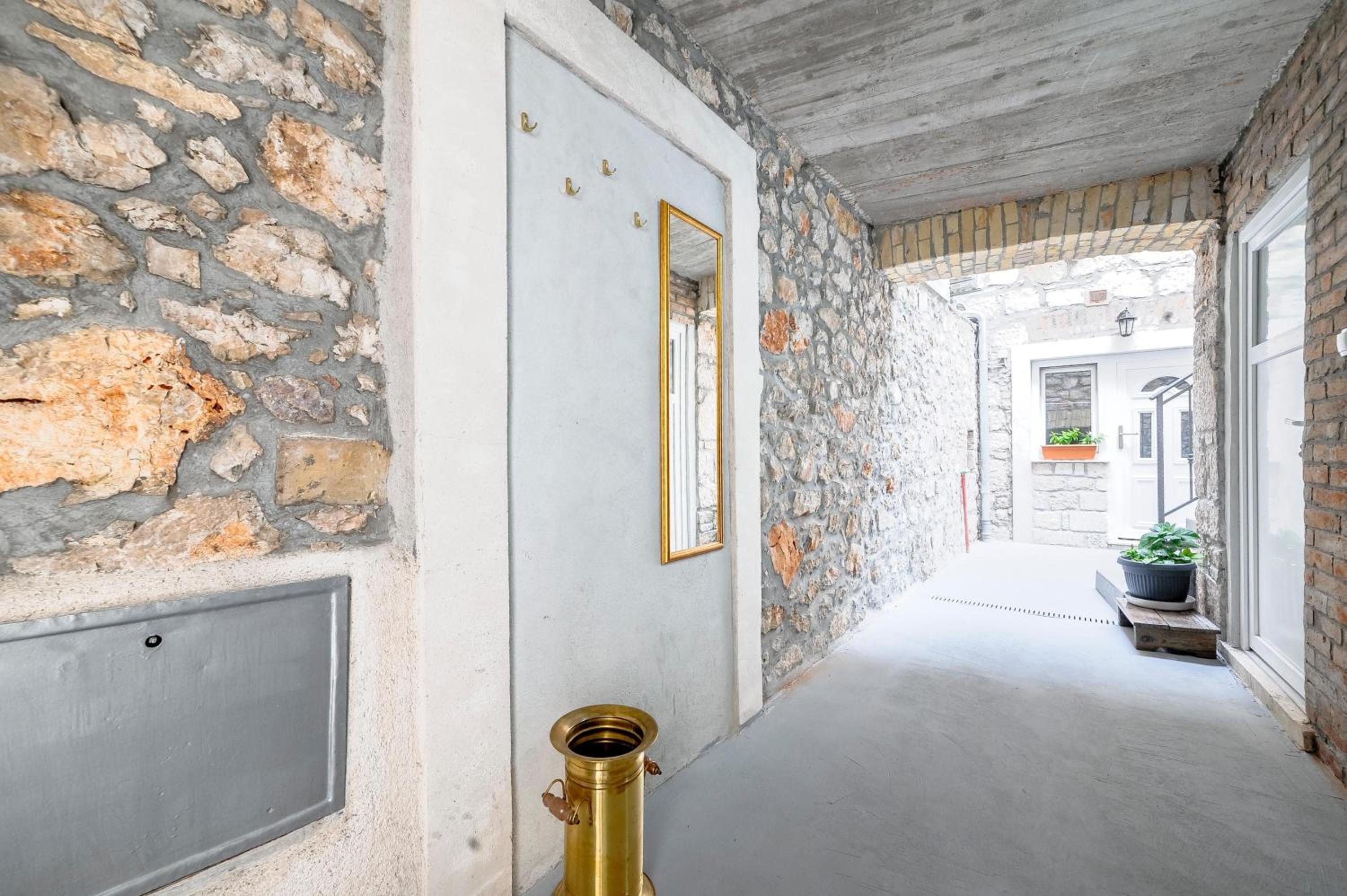 Studio Apartment - Photo 22