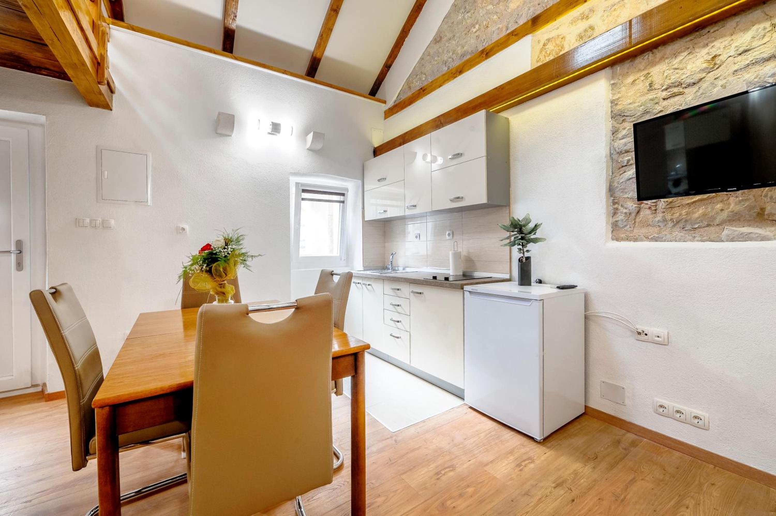 Studio Apartment - Photo 23