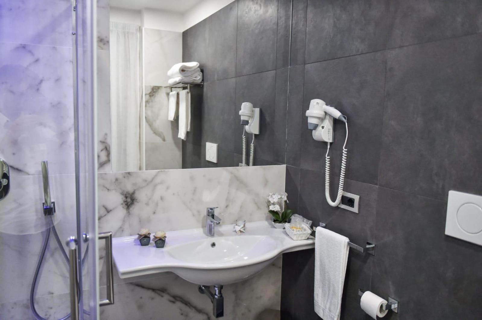 Double or Twin Room with Balcony - Photo 51