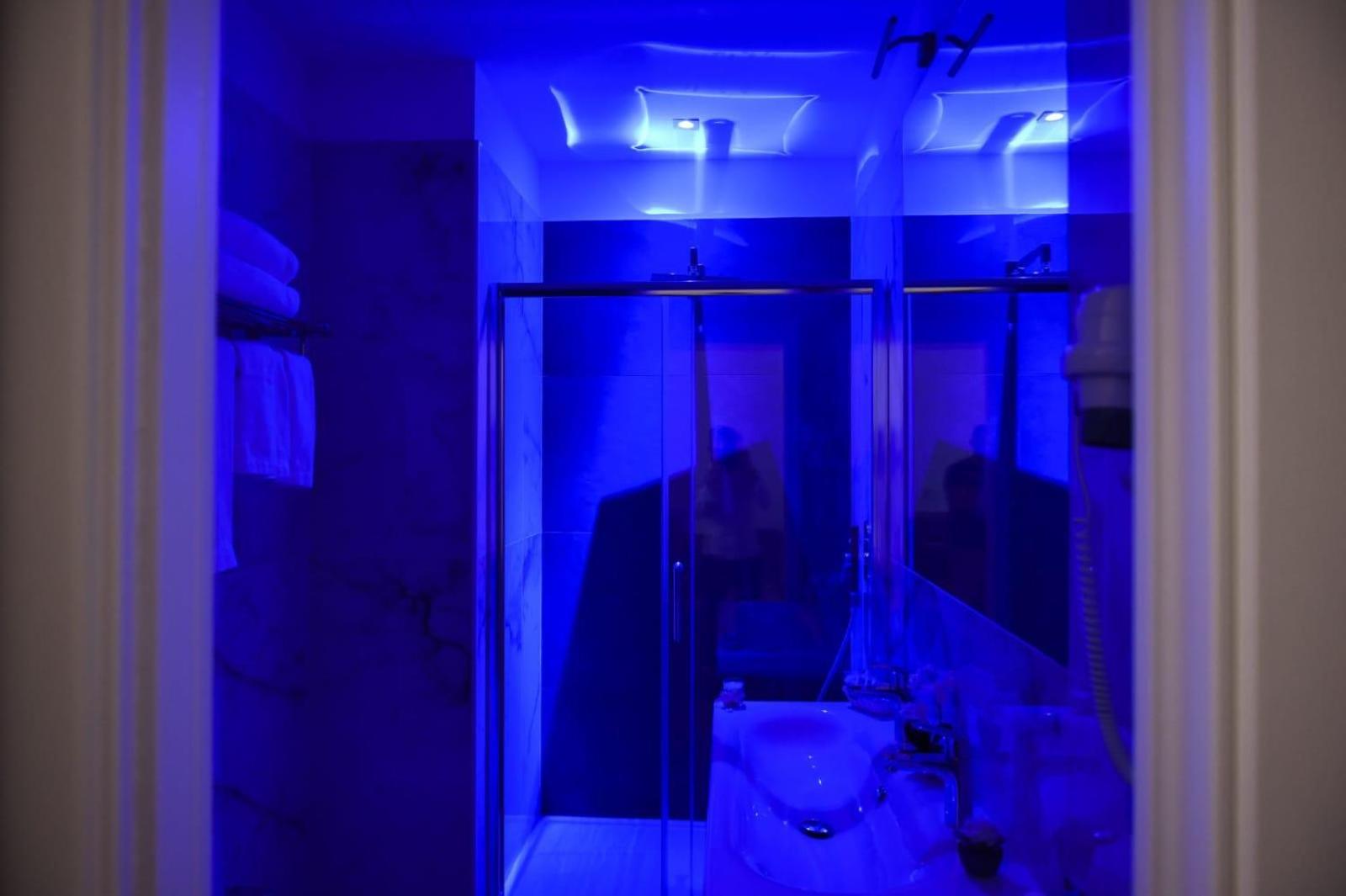 Quadruple Room with Balcony - Photo 16