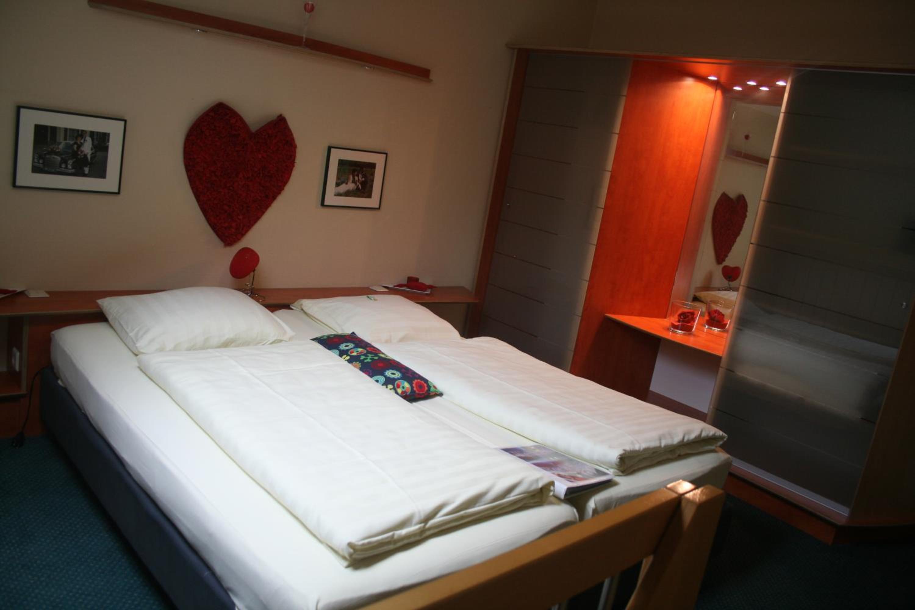 Double Room with Whirlpool - Photo 1