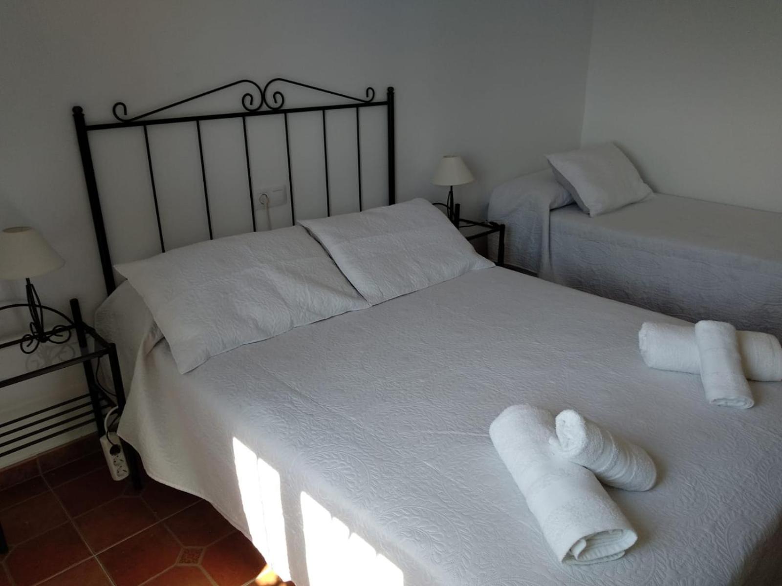Basic Triple Room with Shared Bathroom photo 2