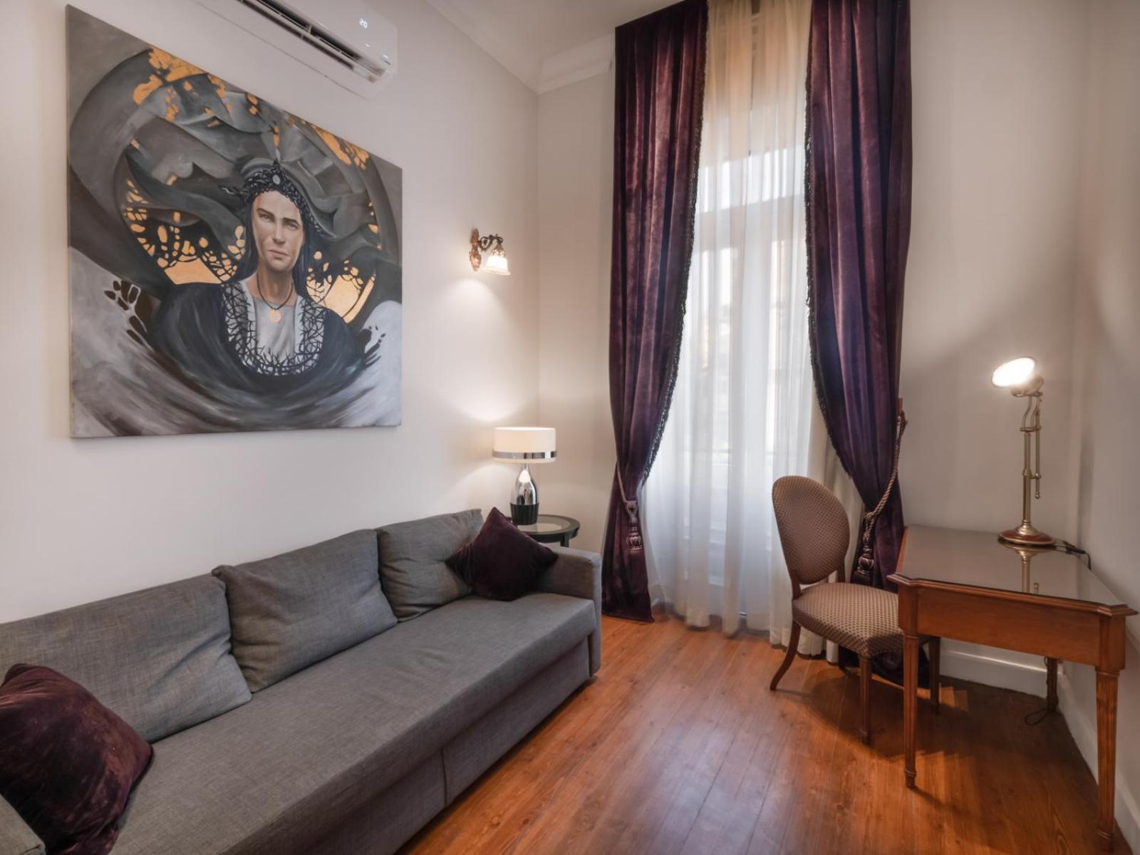 King Suite with Balcony photo 2
