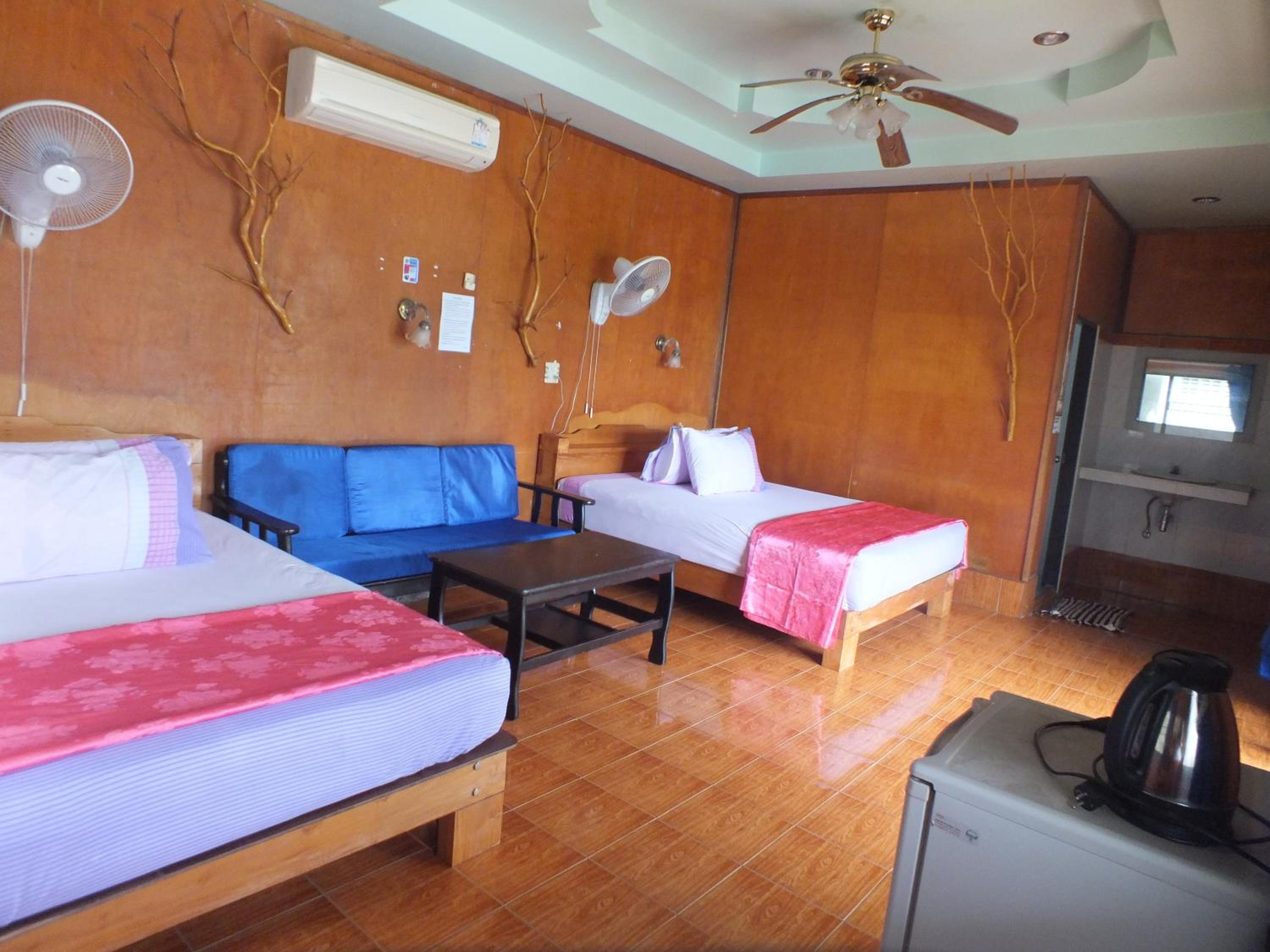 Family Room with Air-con  Balcony and Sea View photo 3