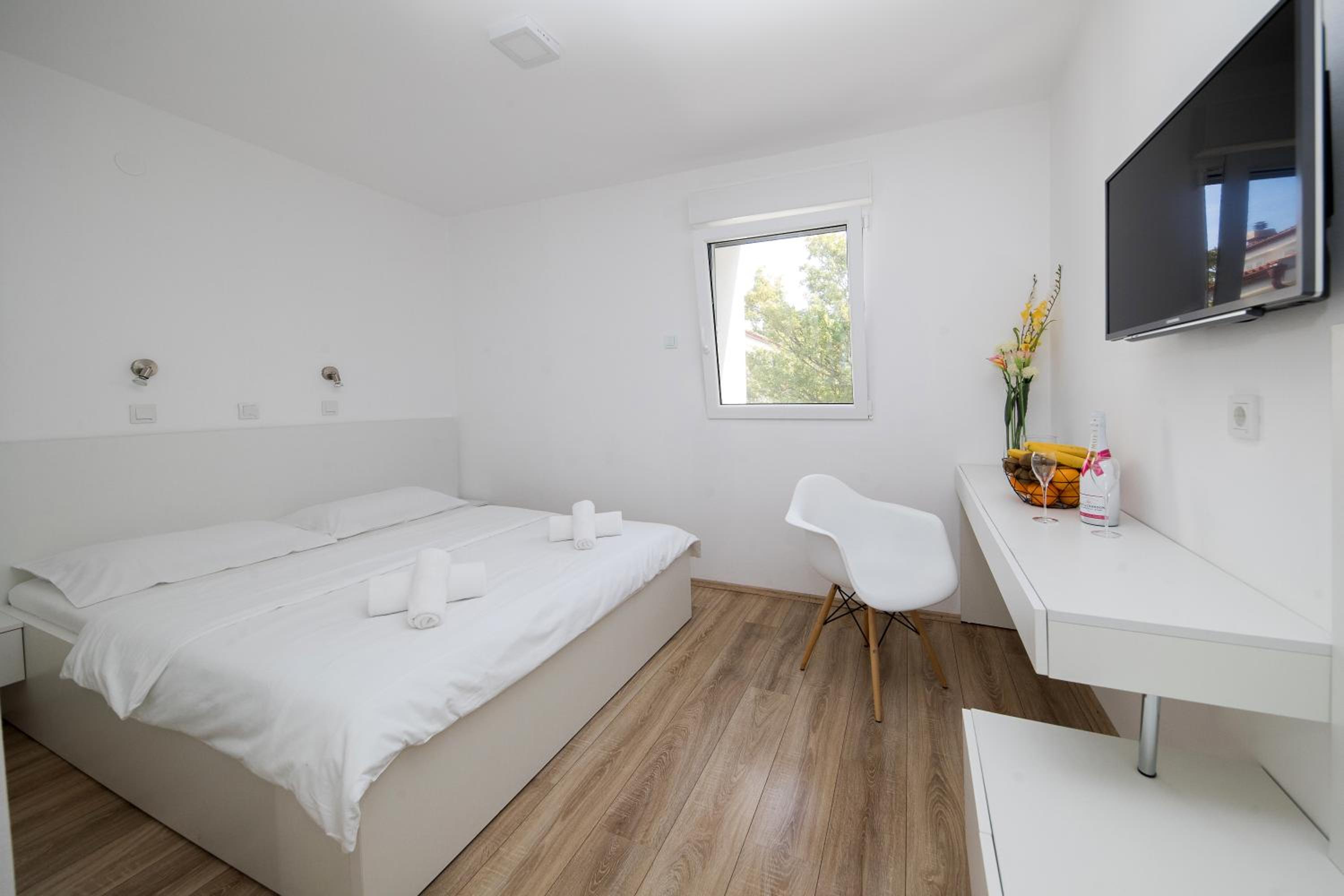 Double Room with Garden View - Photo 7