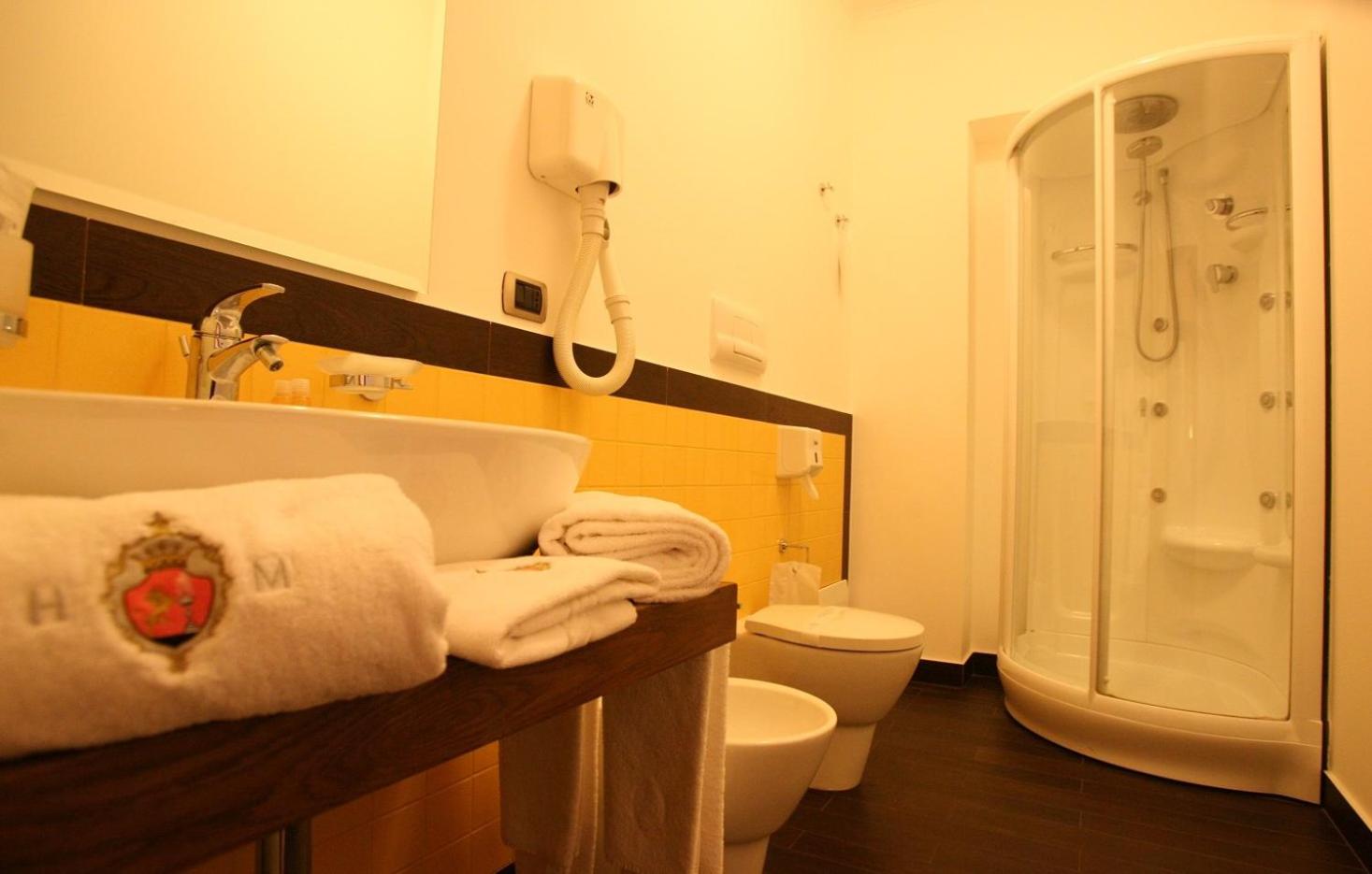 King Suite with Spa Bath - Photo 2