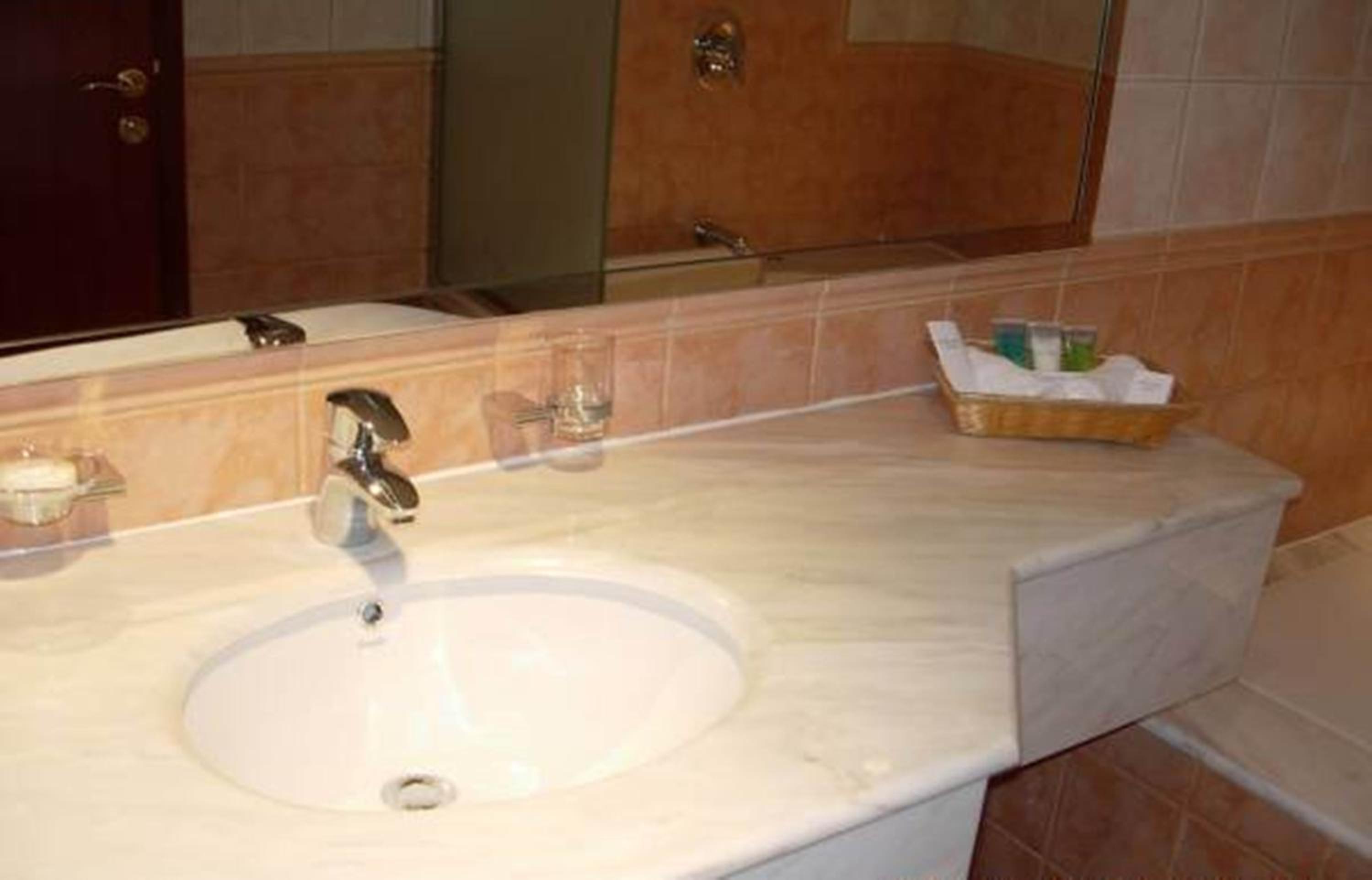 Standard Twin Room - Photo 7