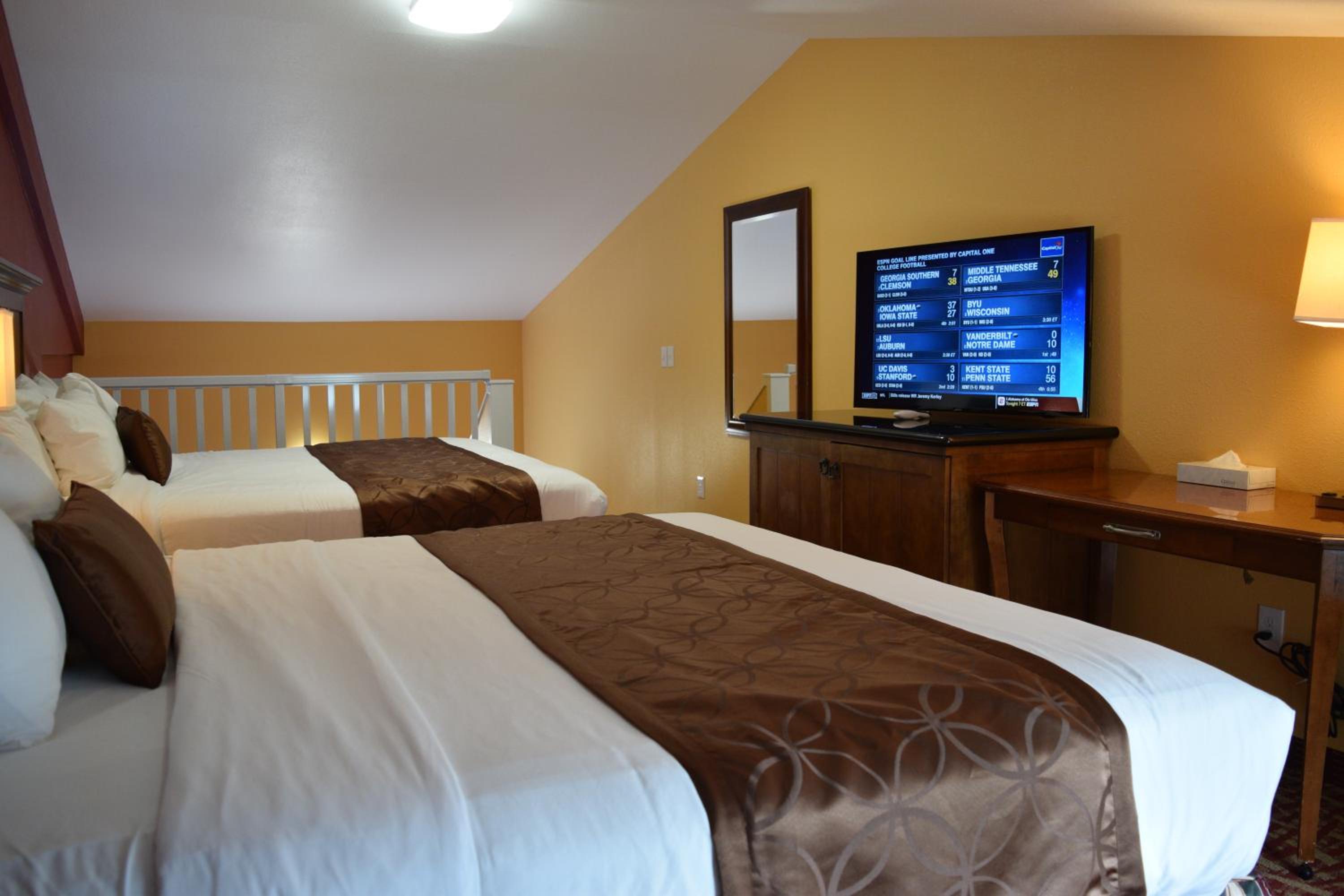 Kitchen Suite with 2 King Beds and Sofa Bed - No Pets Allowed photo 2