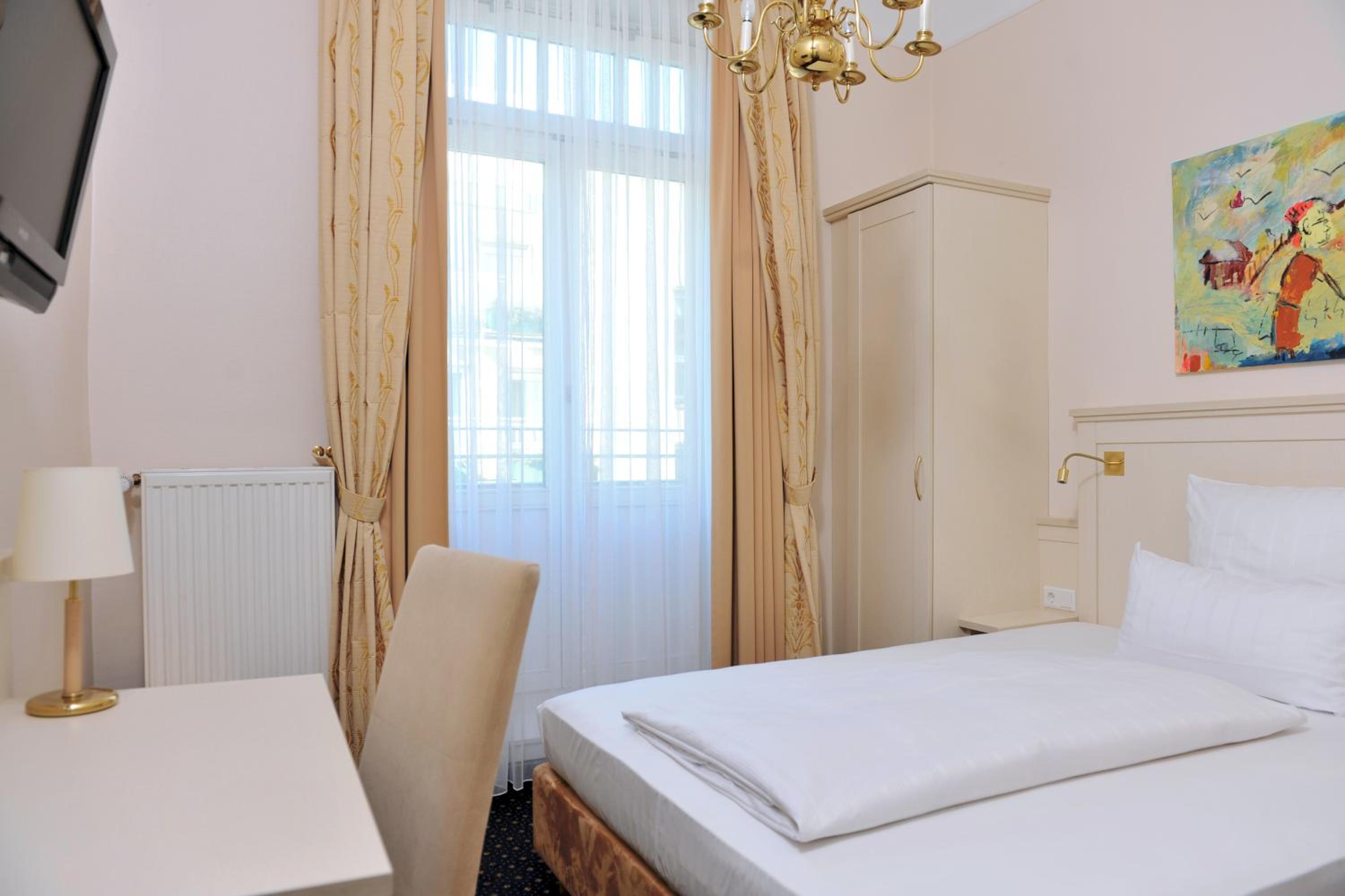 Standard Room with Queen-size Bed - Photo 3