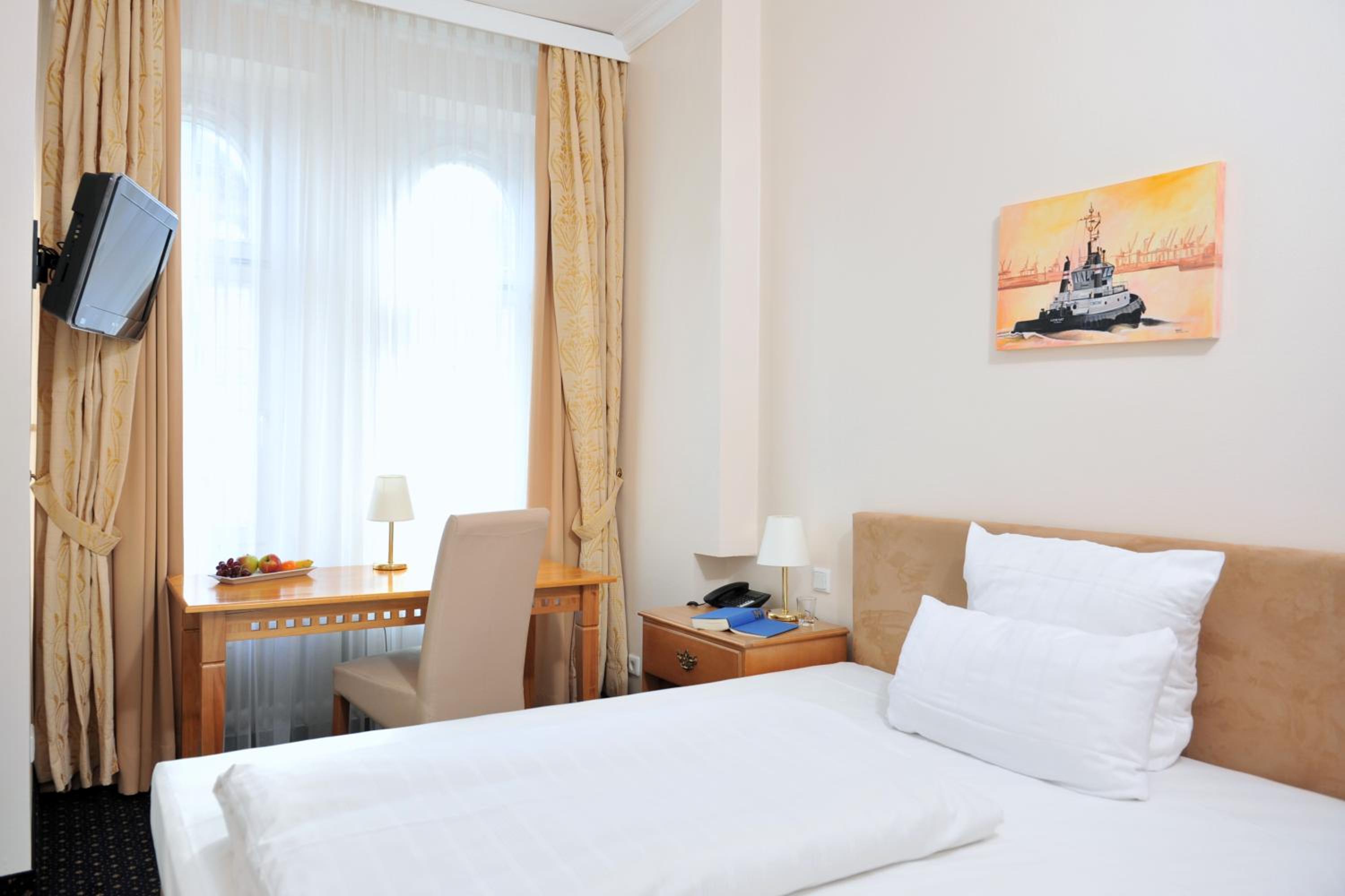 Standard Room with Queen-size Bed - Photo 2