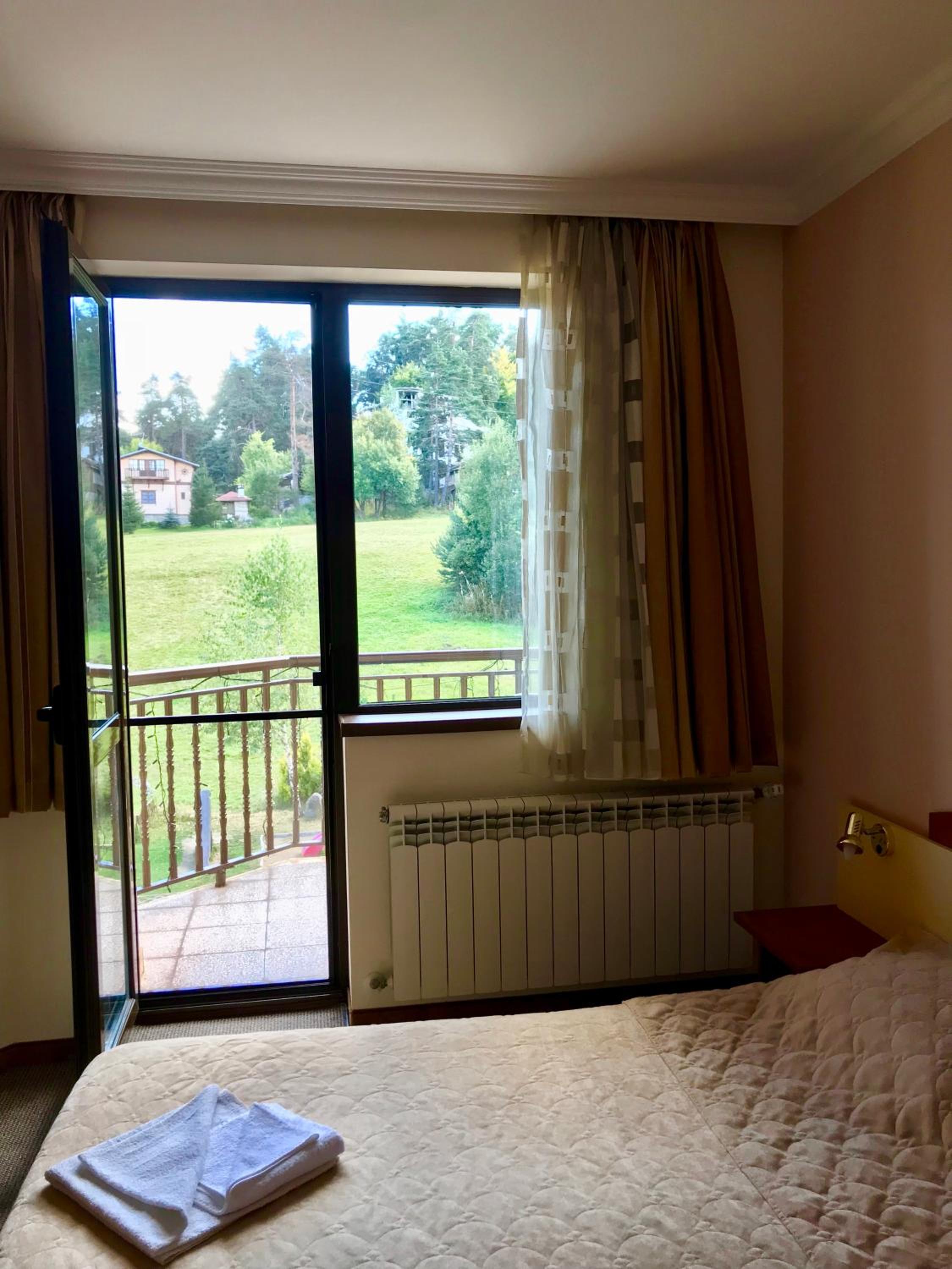 Apartment with Mountain View - Photo 4