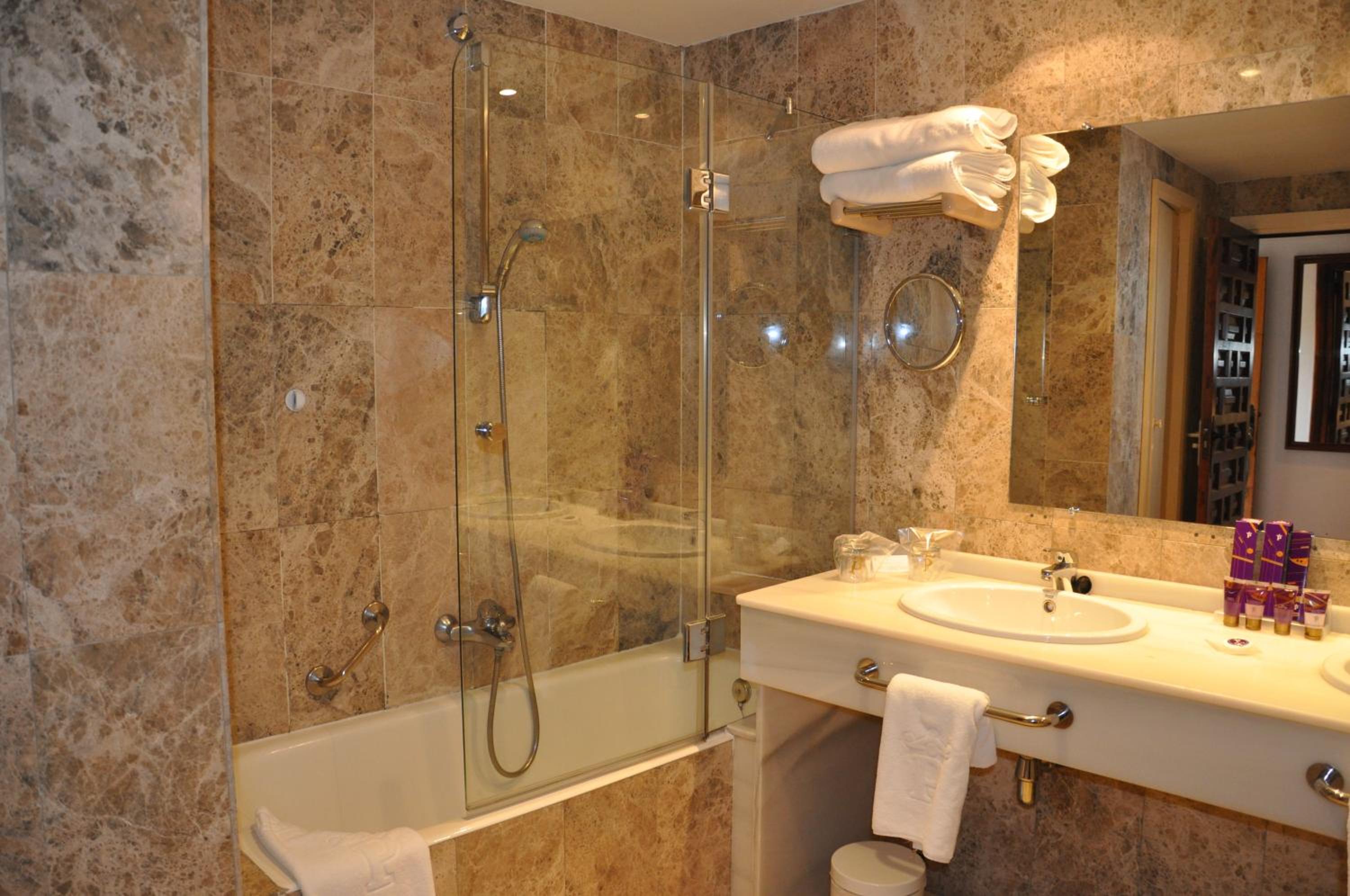 Standard Double Room - Photo 9