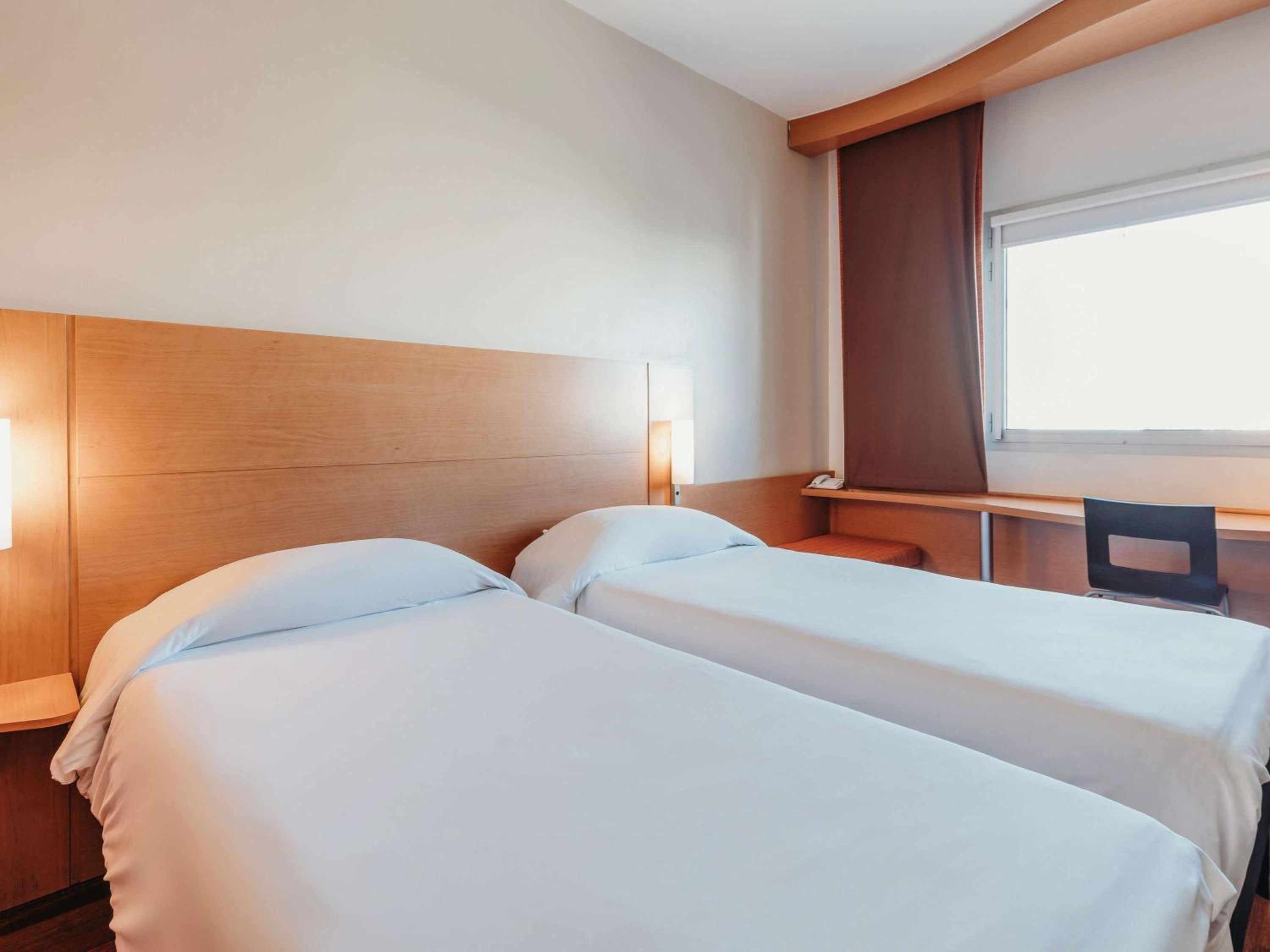 Standard Twin Room - Photo 5