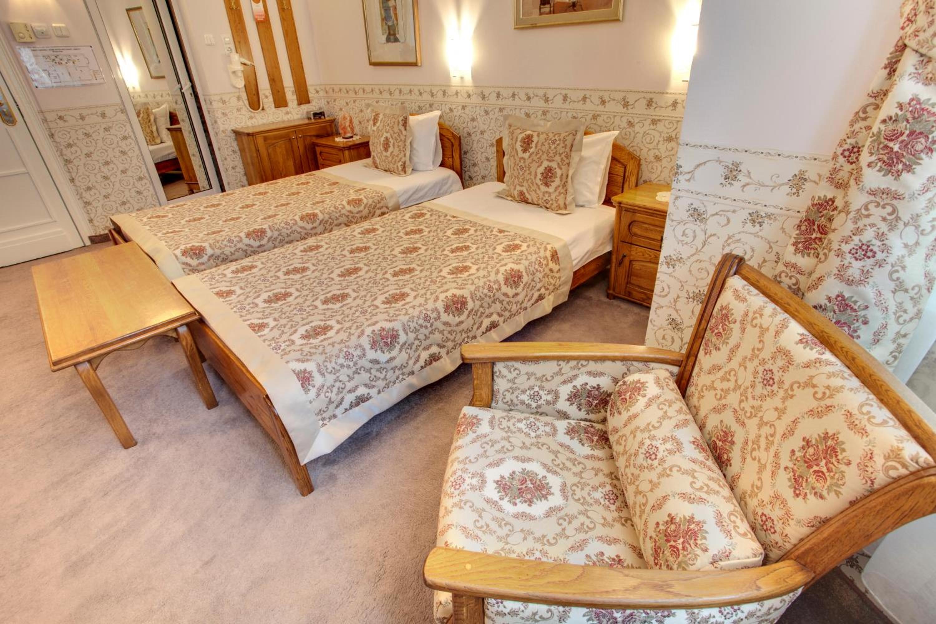 Twin Room - Photo 11
