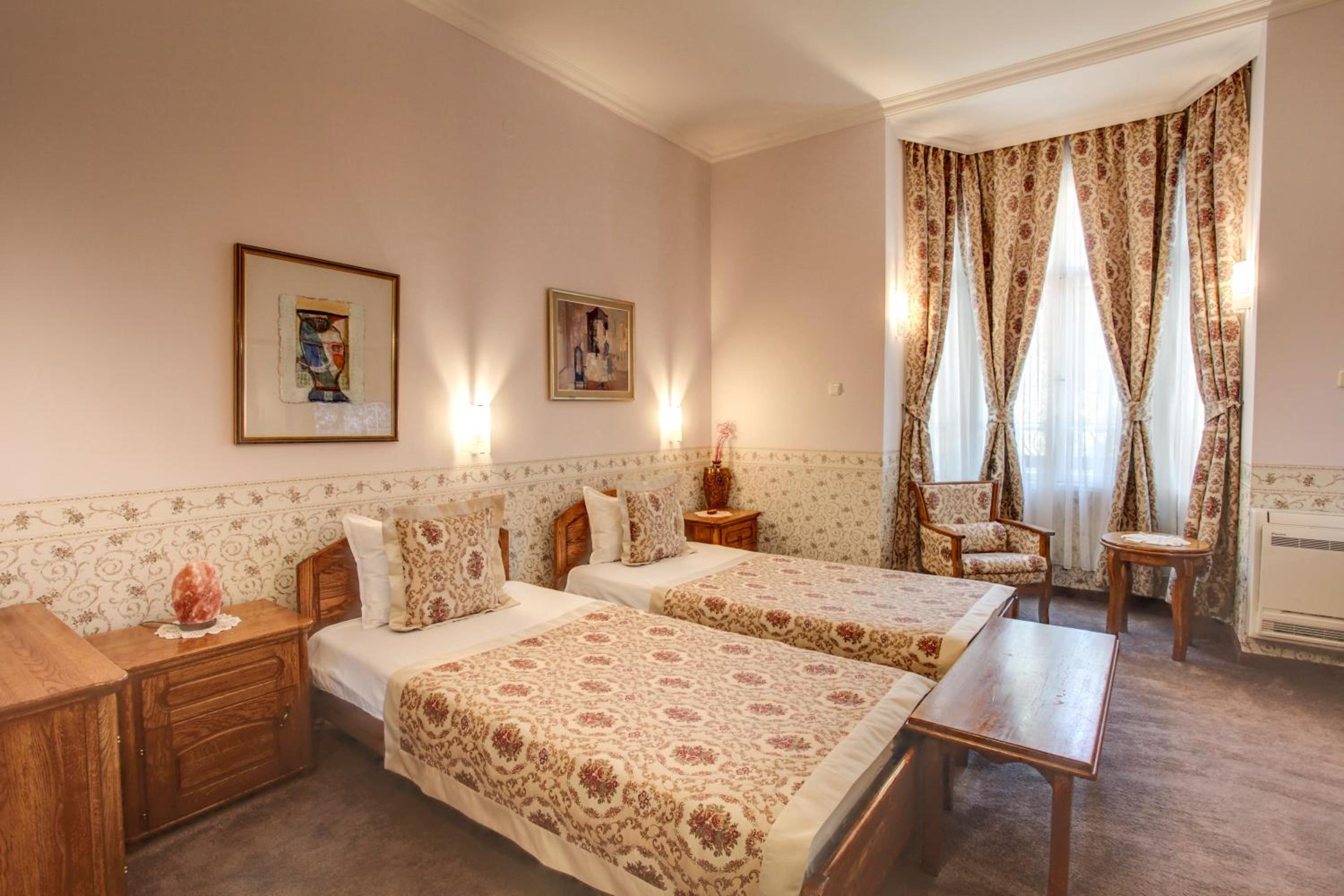 Twin Room - Photo 13