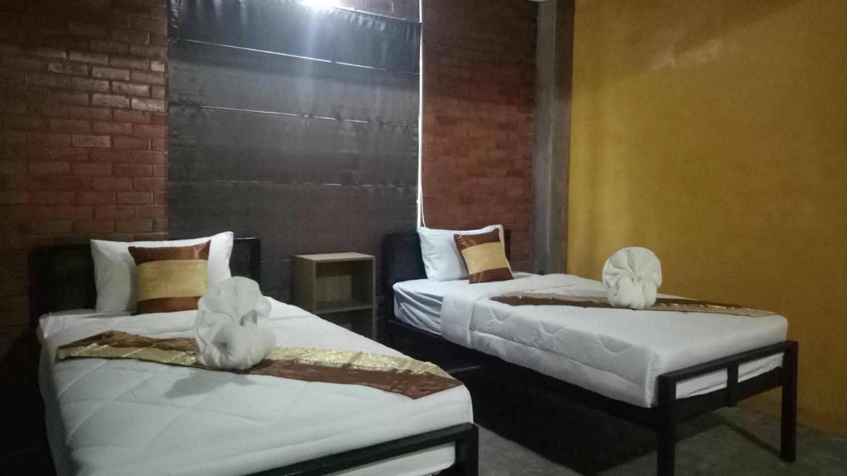 Standard Twin Room - Photo 13