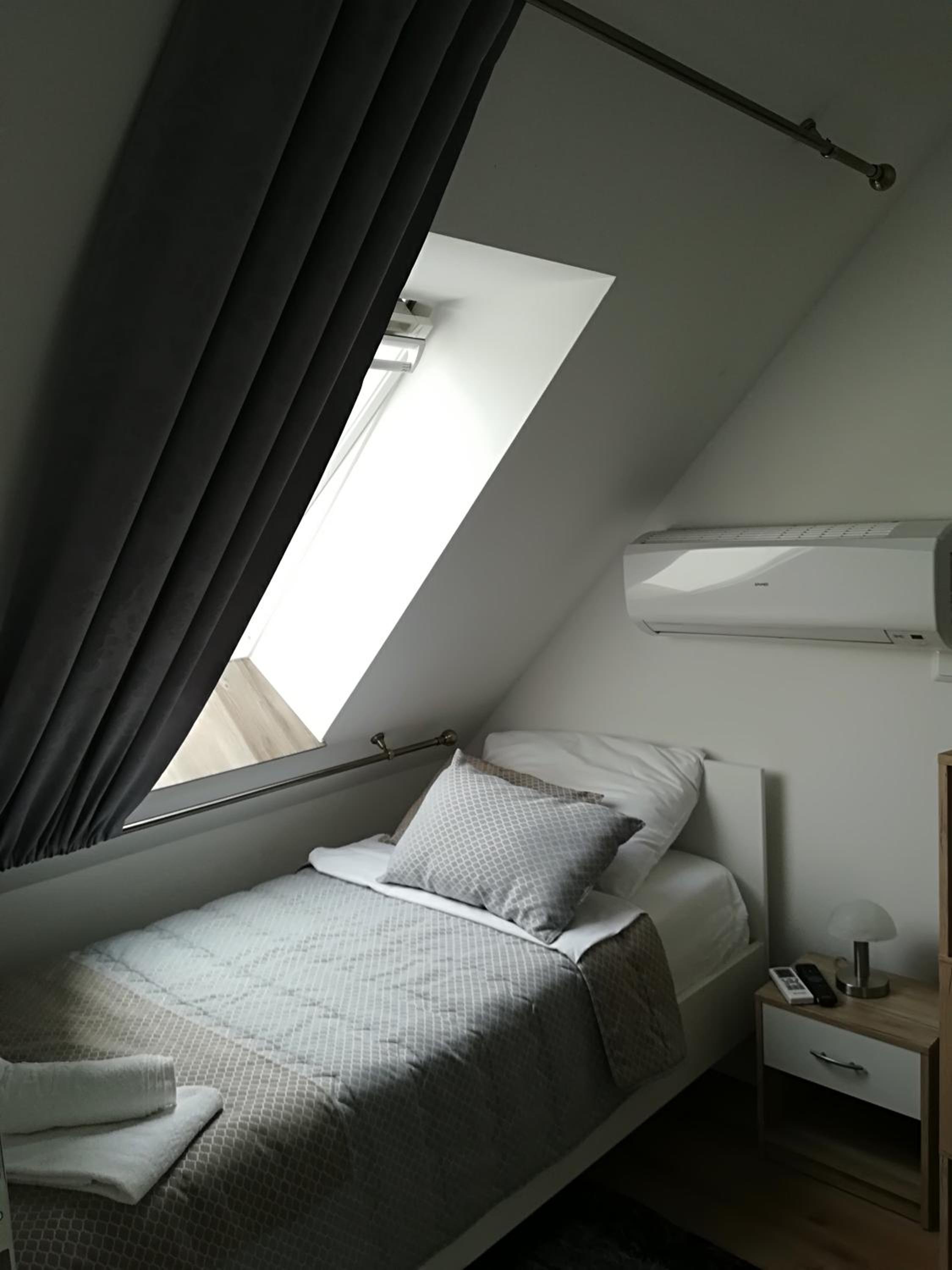 Small Twin Room - Photo 2