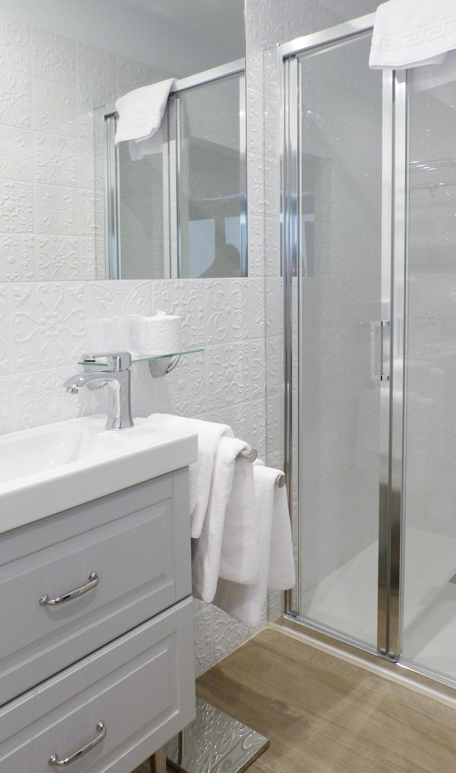 Deluxe Queen Room - Photo 5