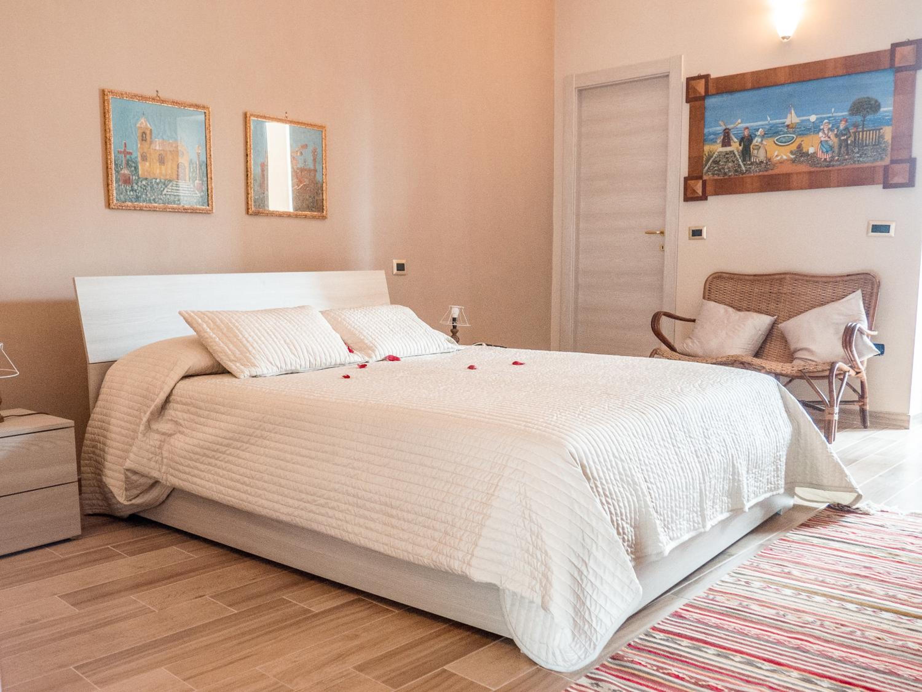 Deluxe Double Room with Balcony - Photo 8