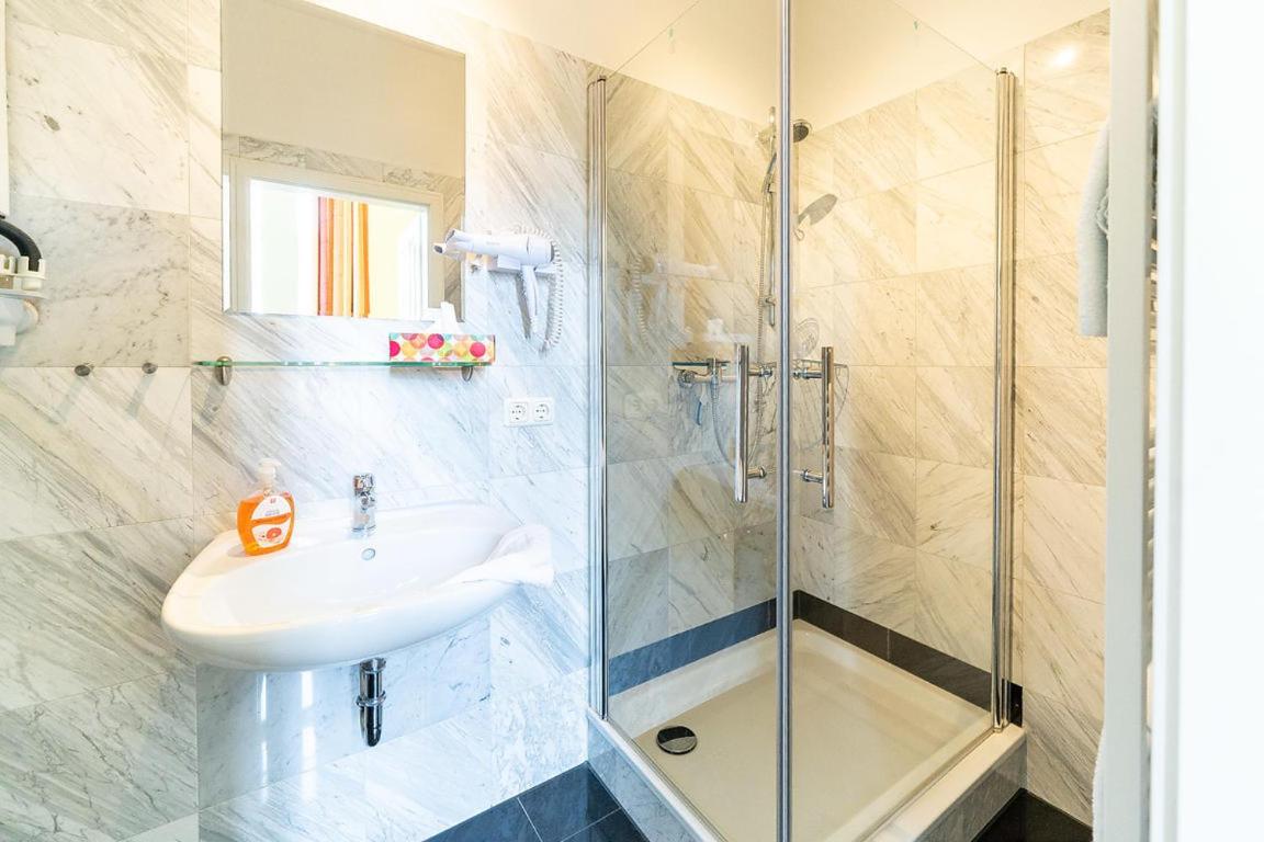 Apartment with Shower photo 3