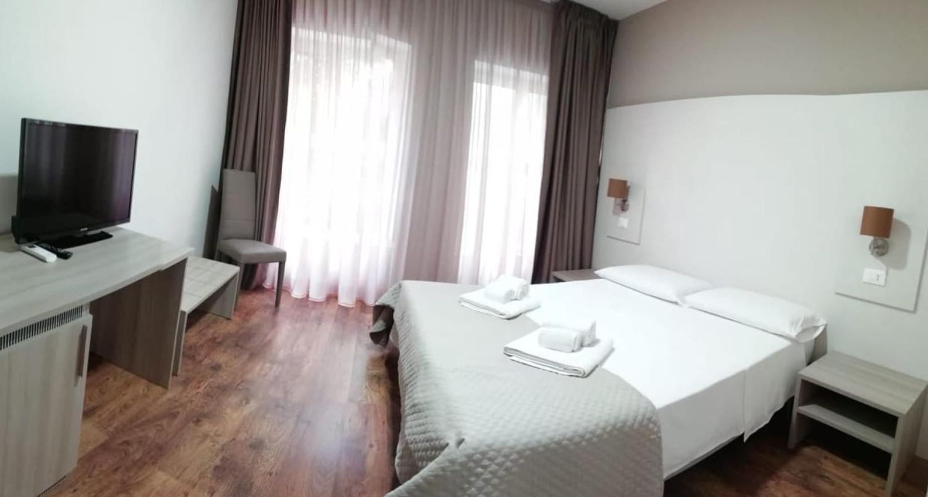 Double or Twin Room with Private Bathroom - Photo 12