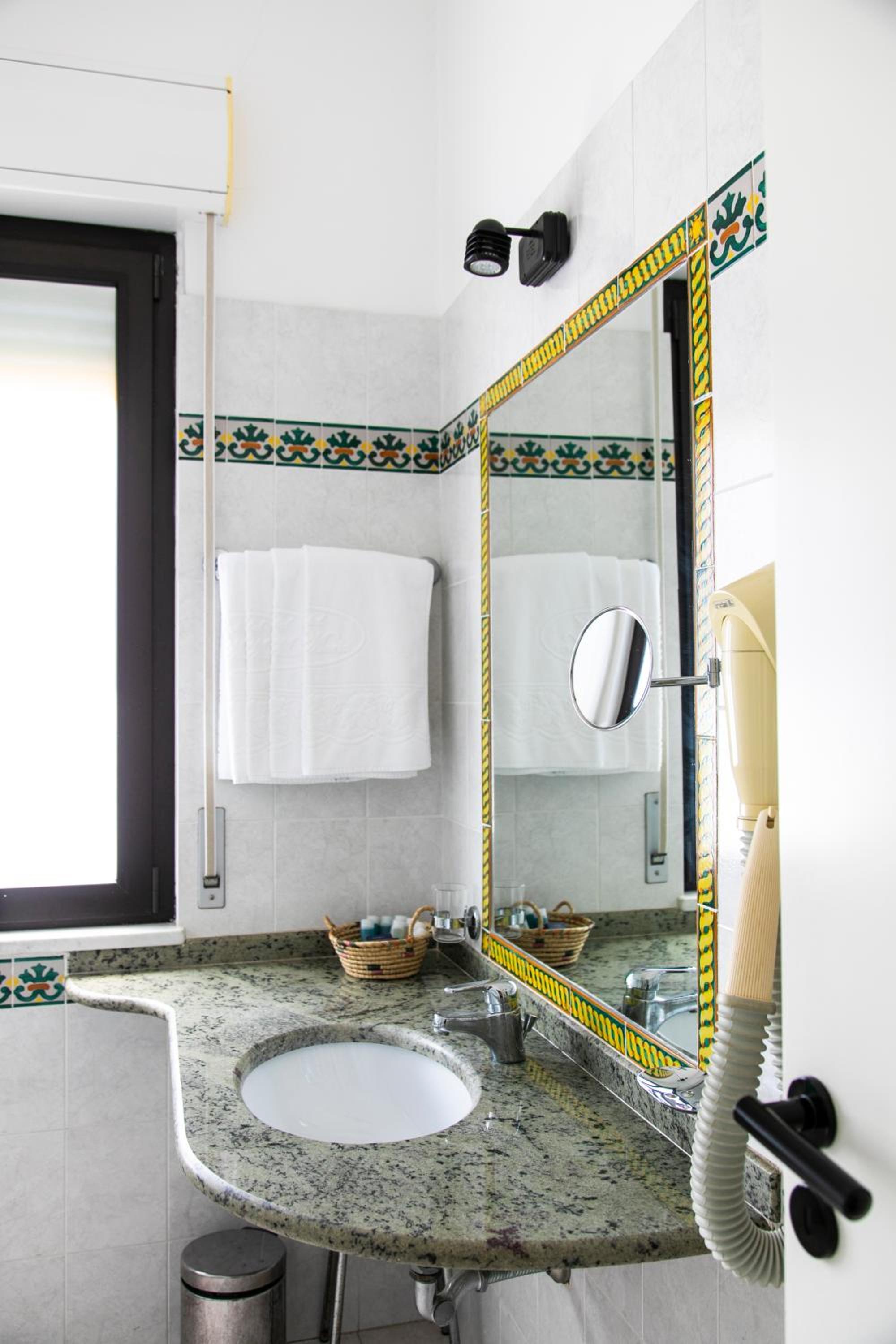 Deluxe Double Room with Balcony and Sea View photo 3