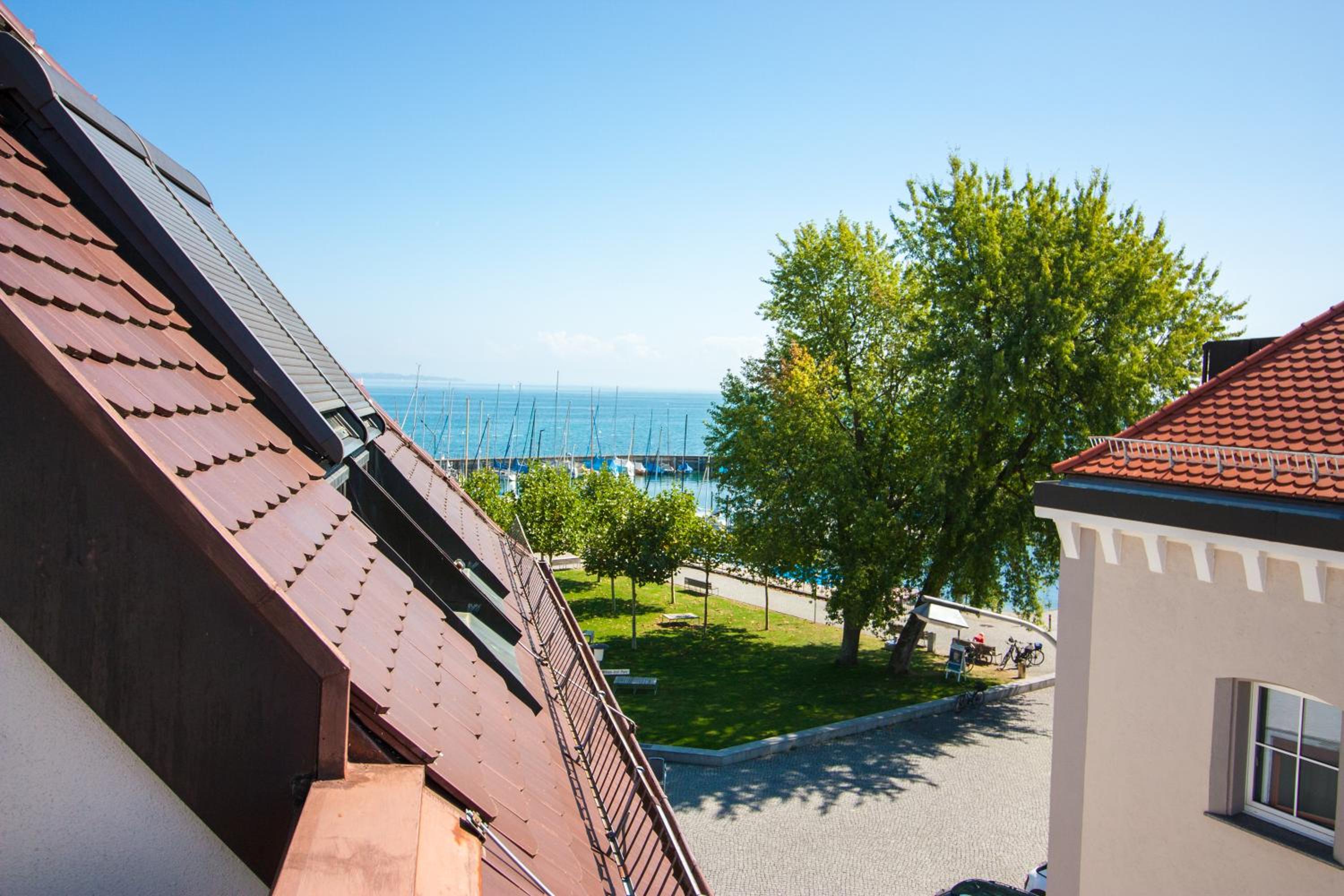 Deluxe Double Room with Side Lake View - Photo 9