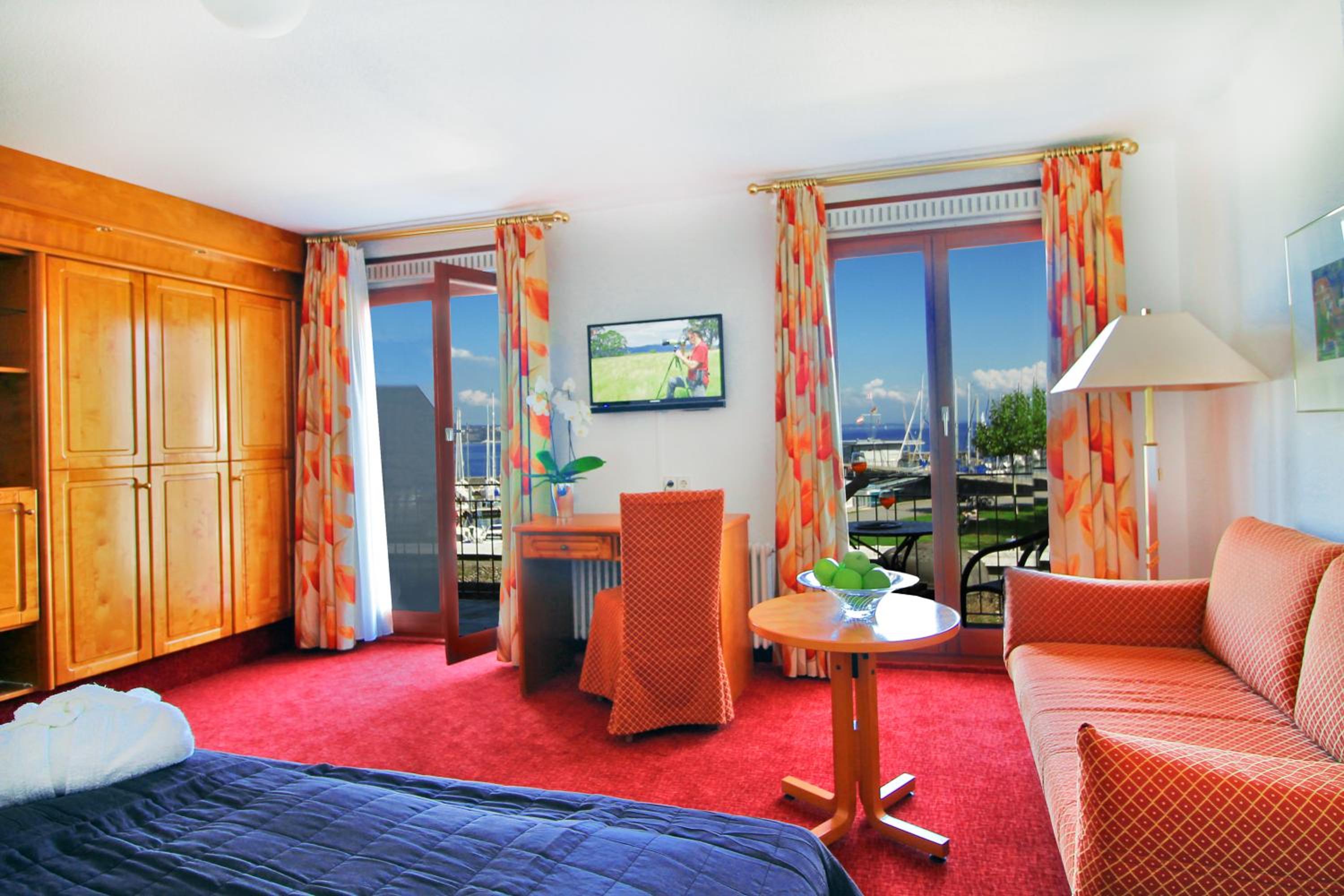 Deluxe Double Room with Balcony and Lake View - Photo 6