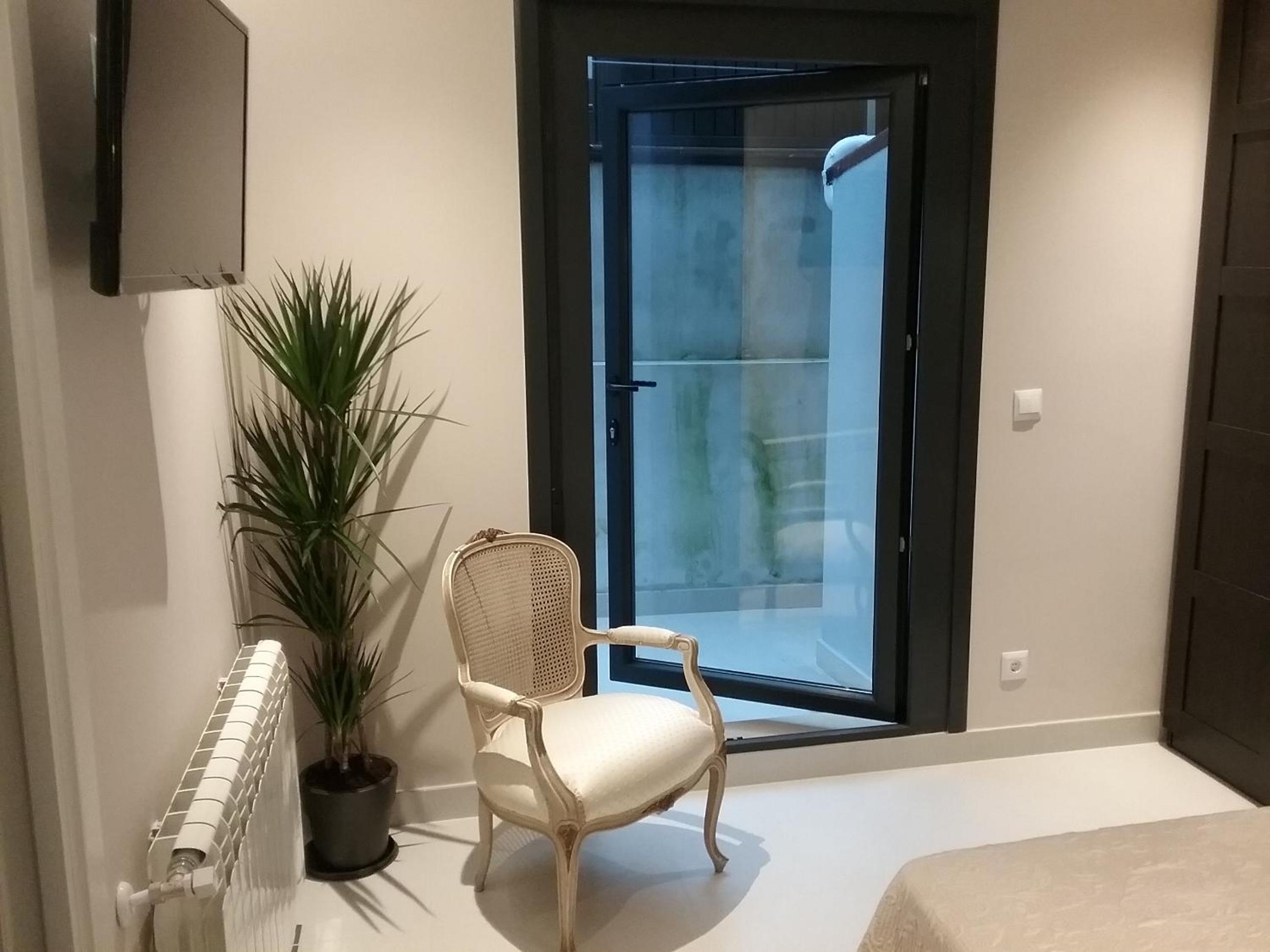 Deluxe Queen Room with private patio and bathroom photo 2