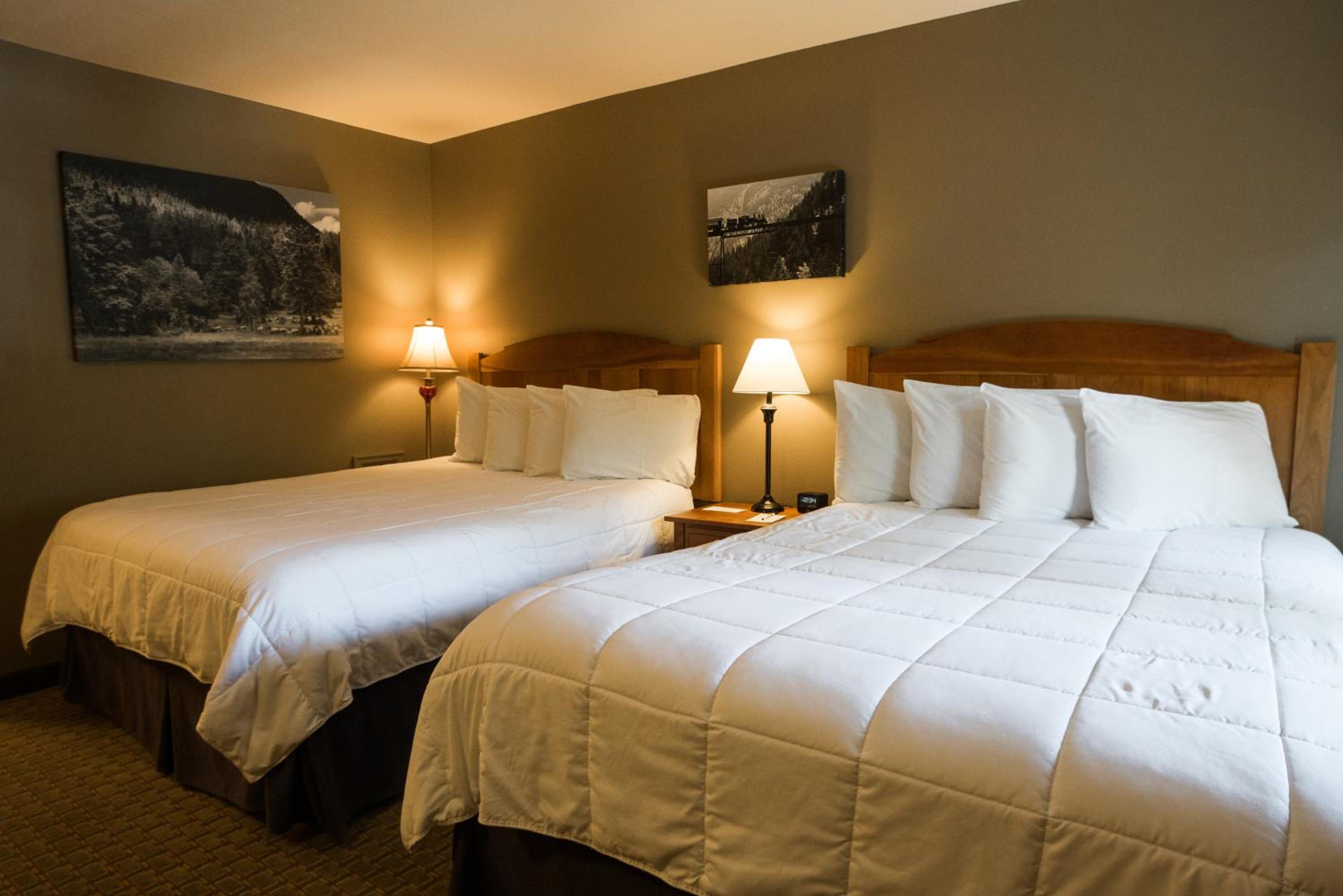 Queen Room with Two Queen Beds Riverside- No Pets