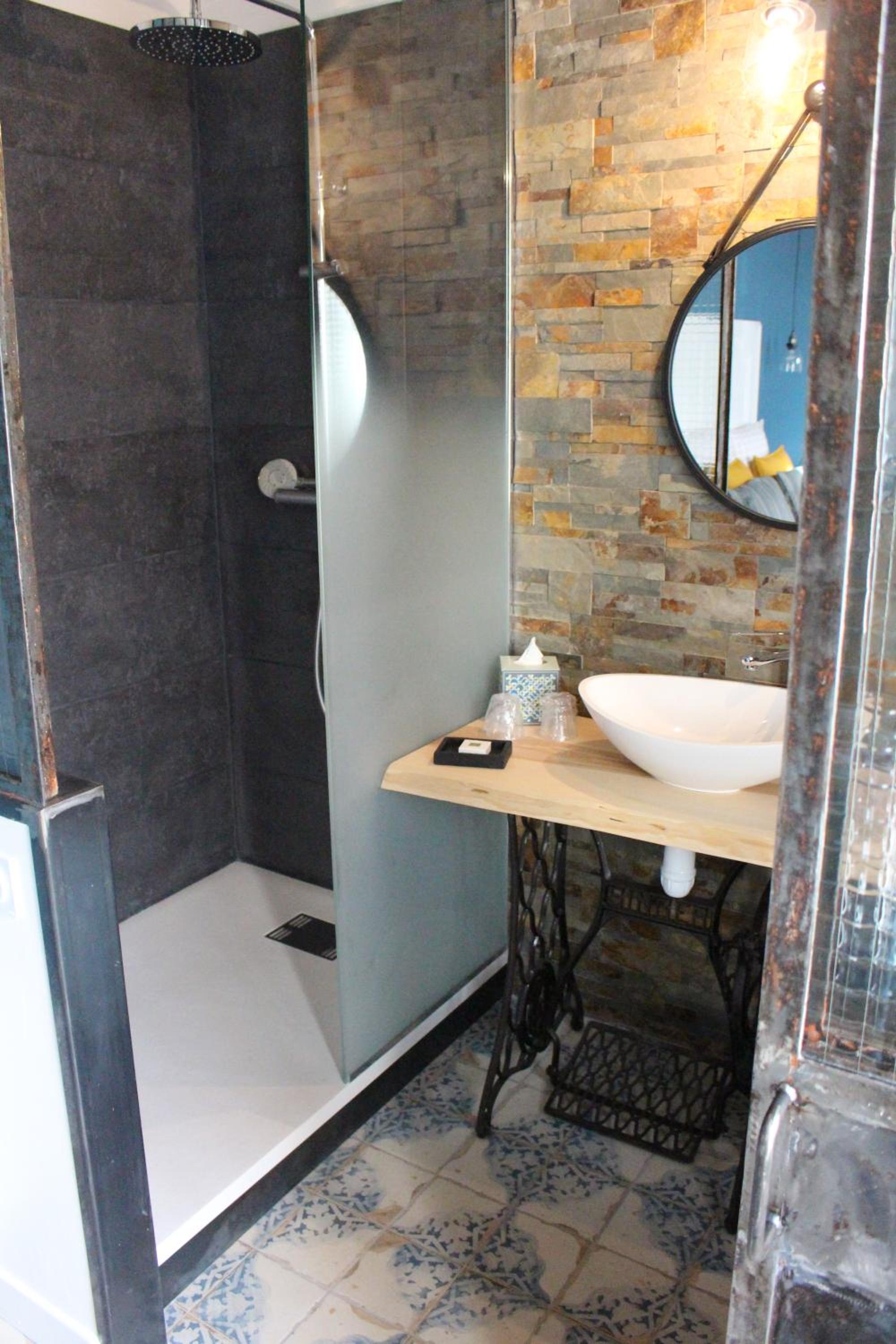 Deluxe Double Room with Shower photo 2