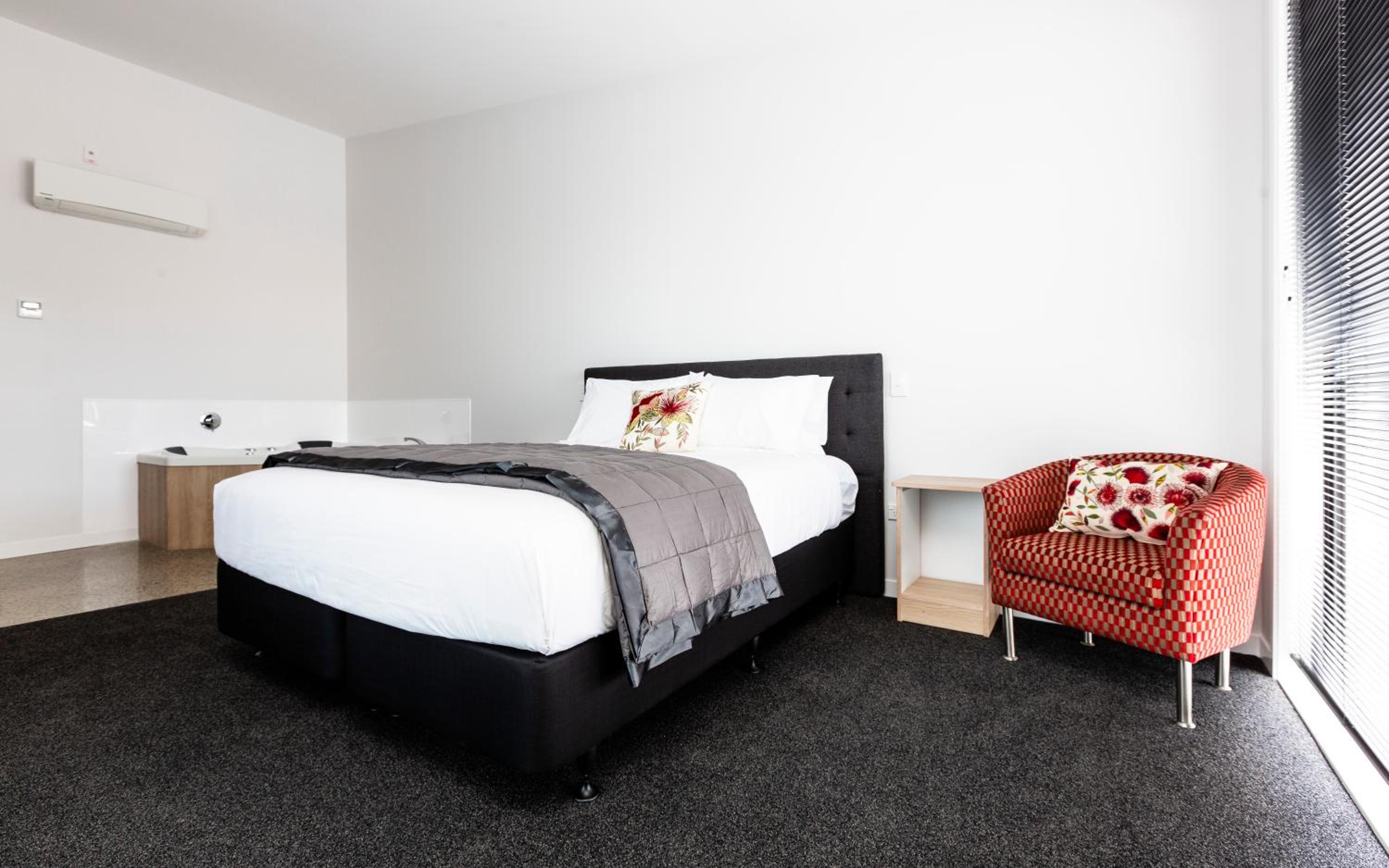 Deluxe Suite with Spa Bath - Photo 2