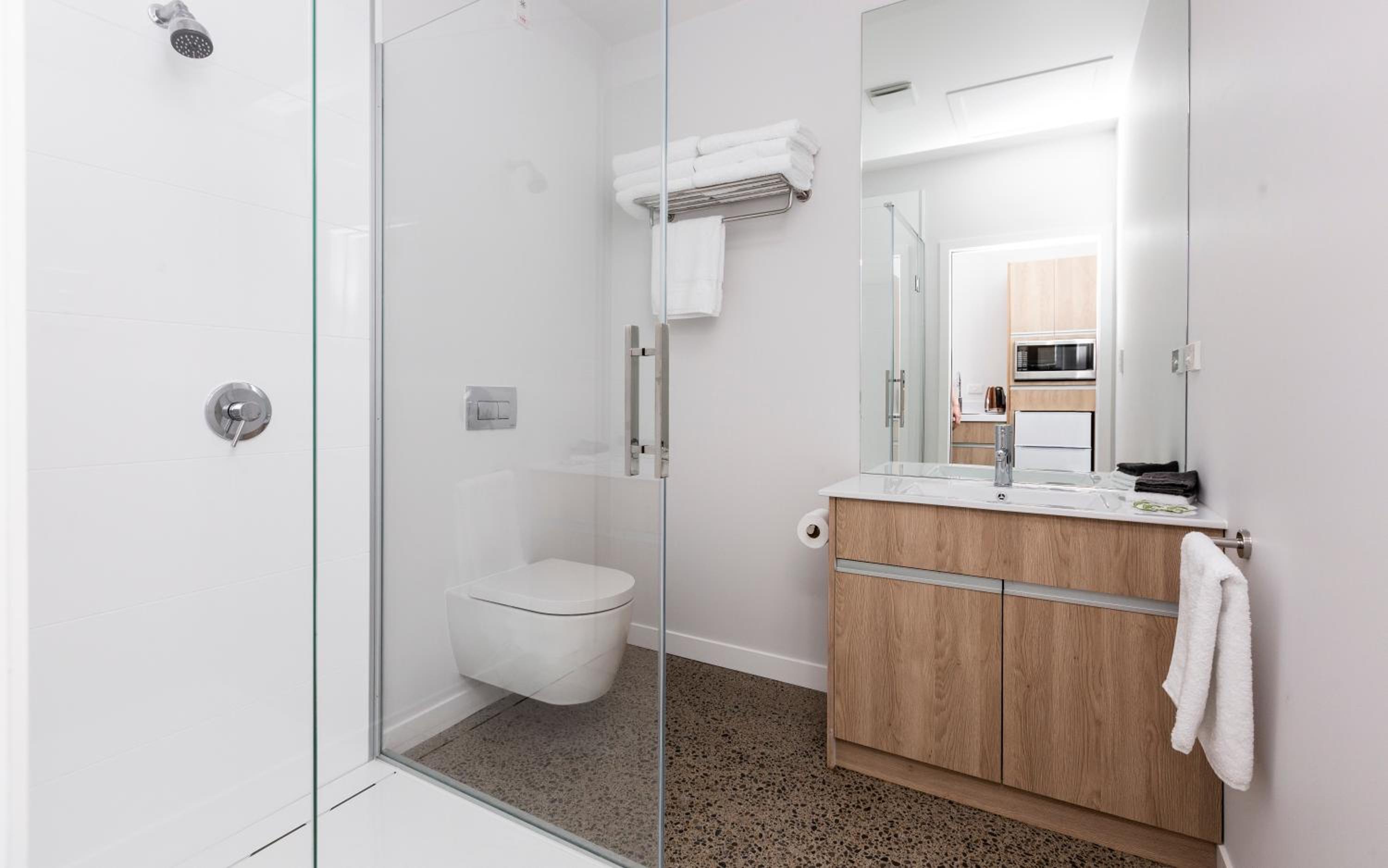 Deluxe Suite with Spa Bath - Photo 6